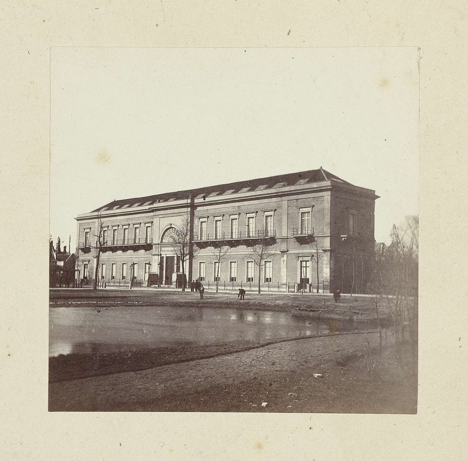 Gezicht op het Groote Museum in Artis by Anonymous