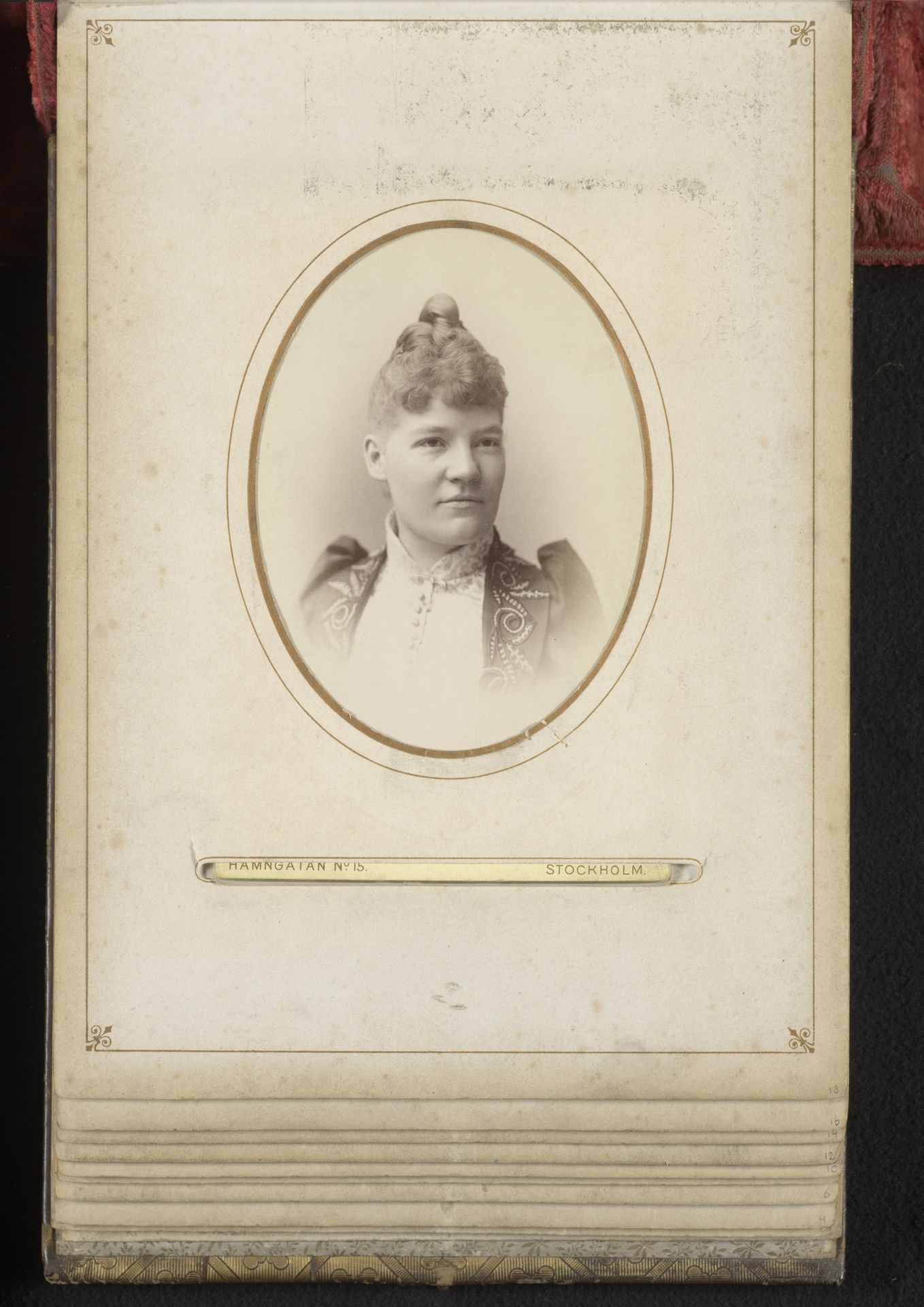 Portret van een jonge vrouw by R. Ovesén