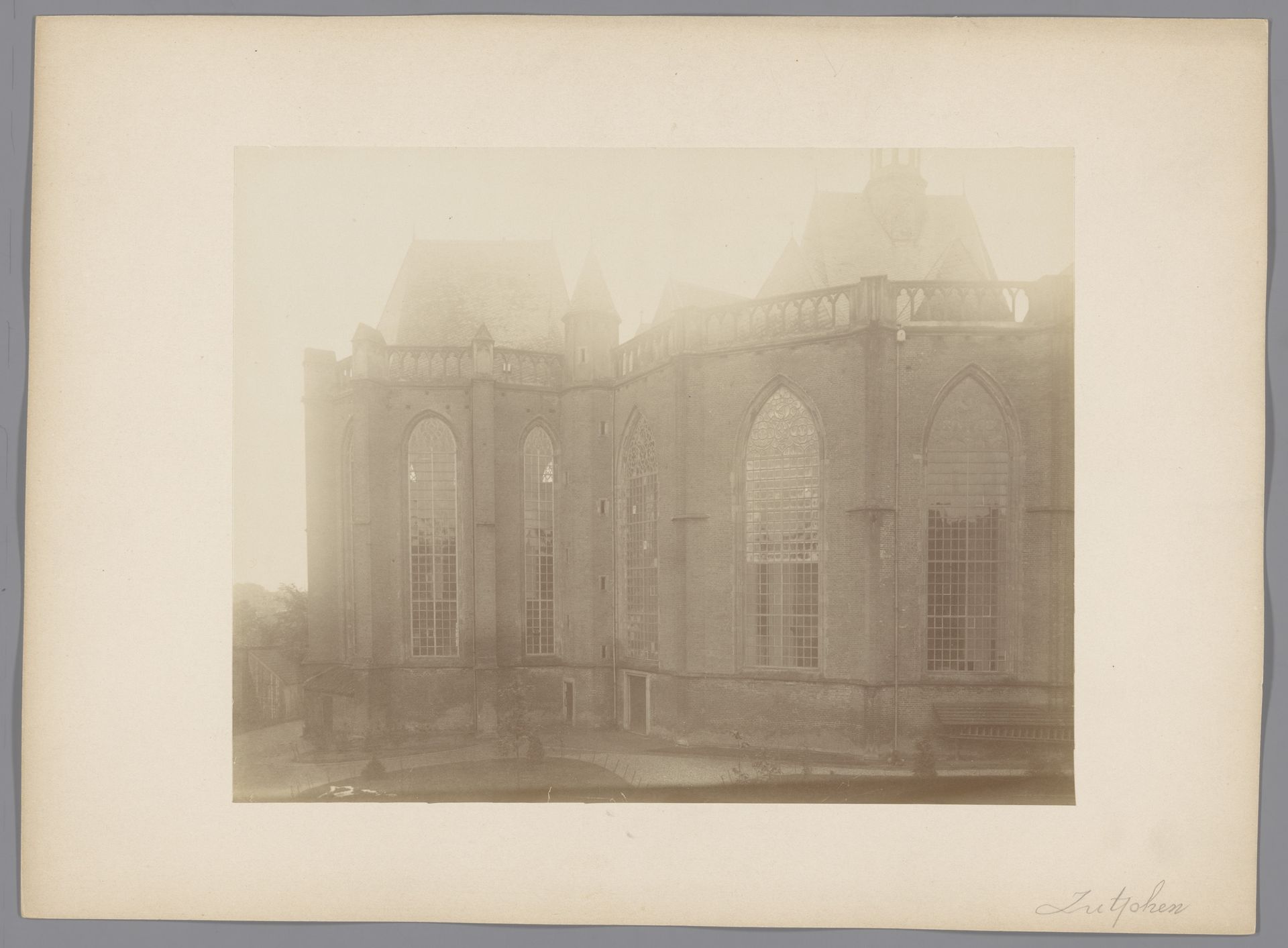 Noordzijde van het koor van de Sint Walburgiskerk te Zutphen by anoniem (Monumentenzorg)