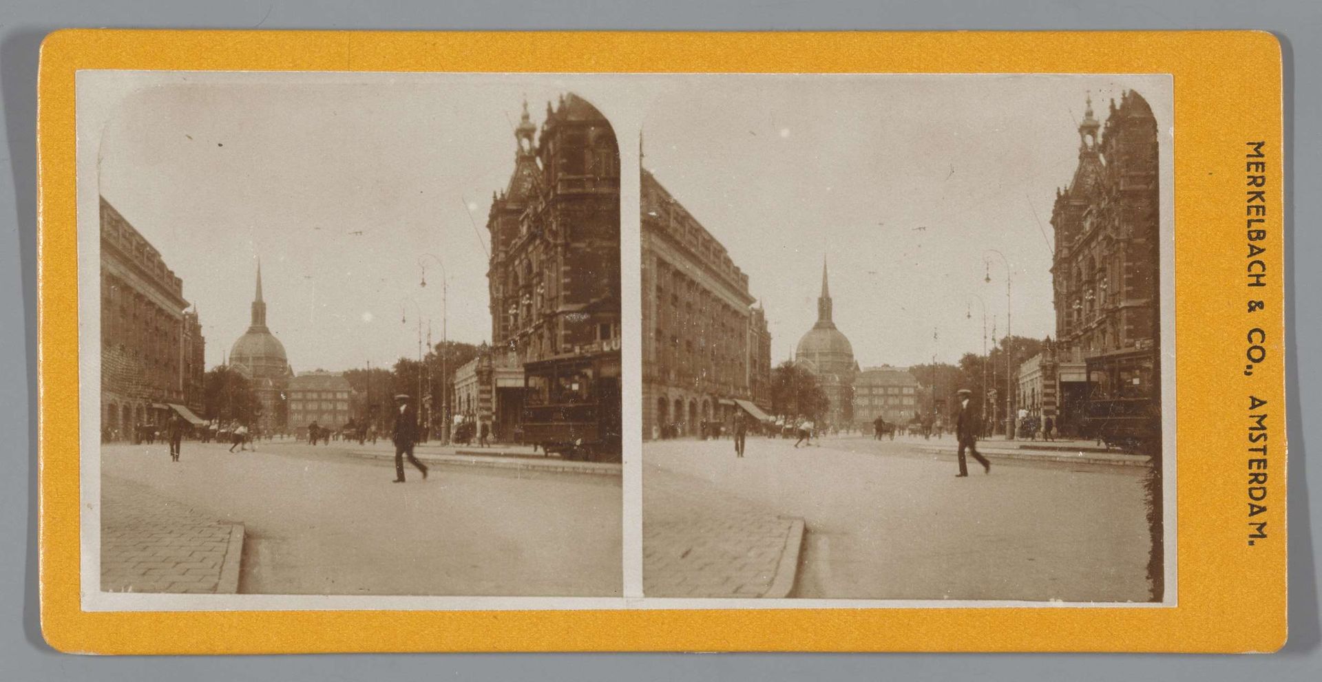 Leidseplein met de Stadsschouwburg en op de achtergrond de Koepelkerk, Amsterdam by Anonymous