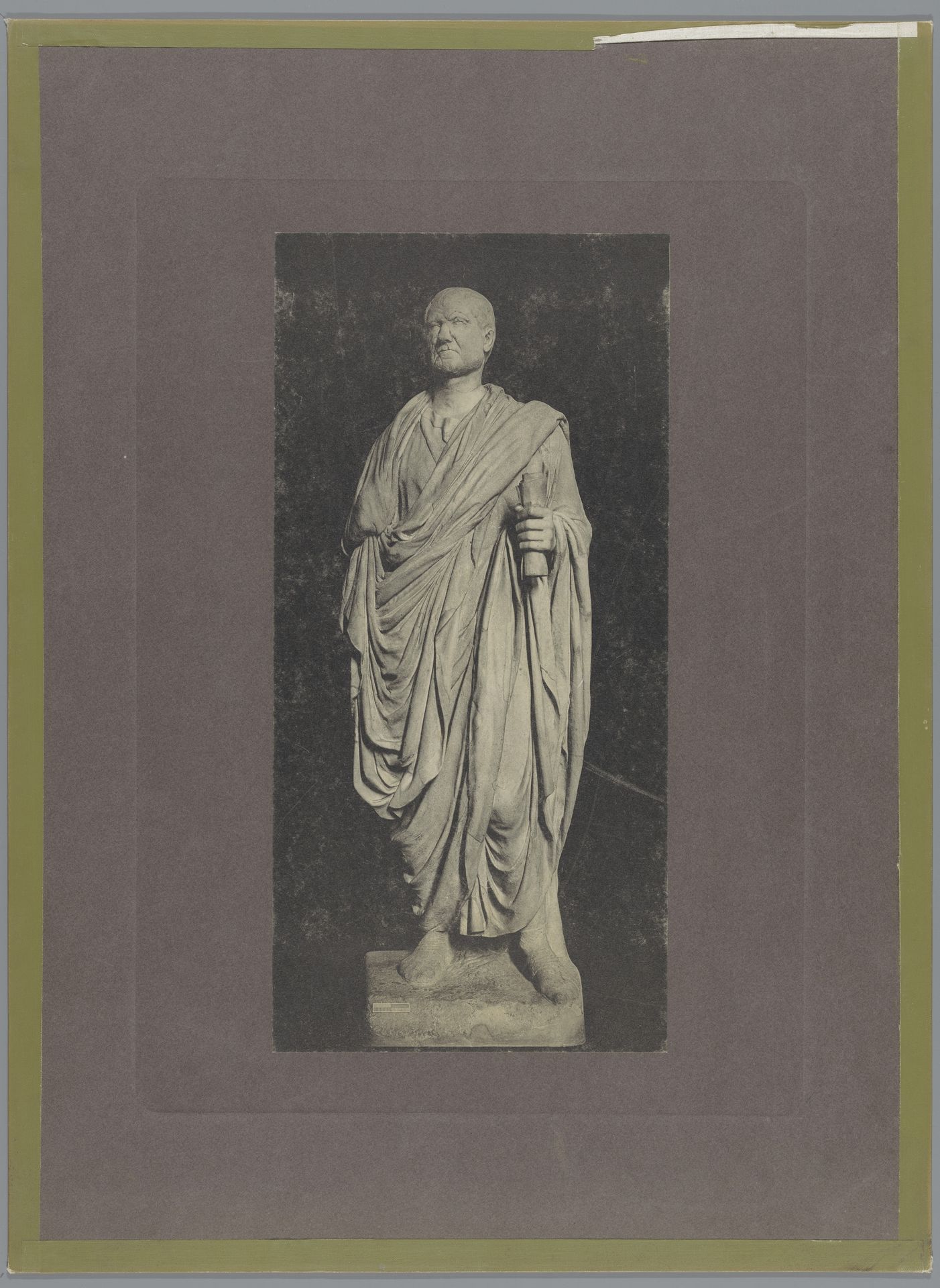 Sculptuur van een Romeinse man gekleed in een toga by Anonymous