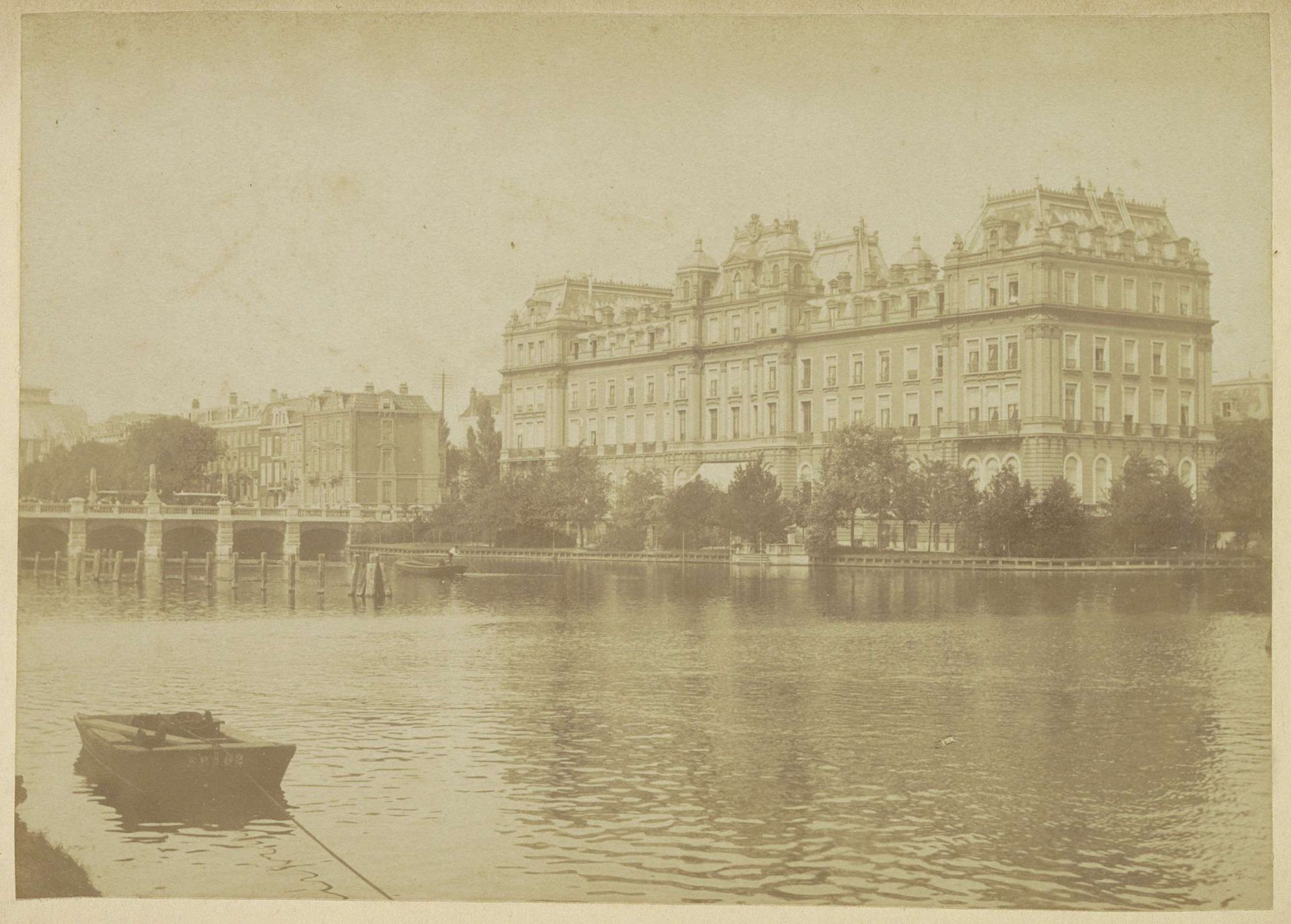 Gezicht op het Amstel Hotel by Andries Jager