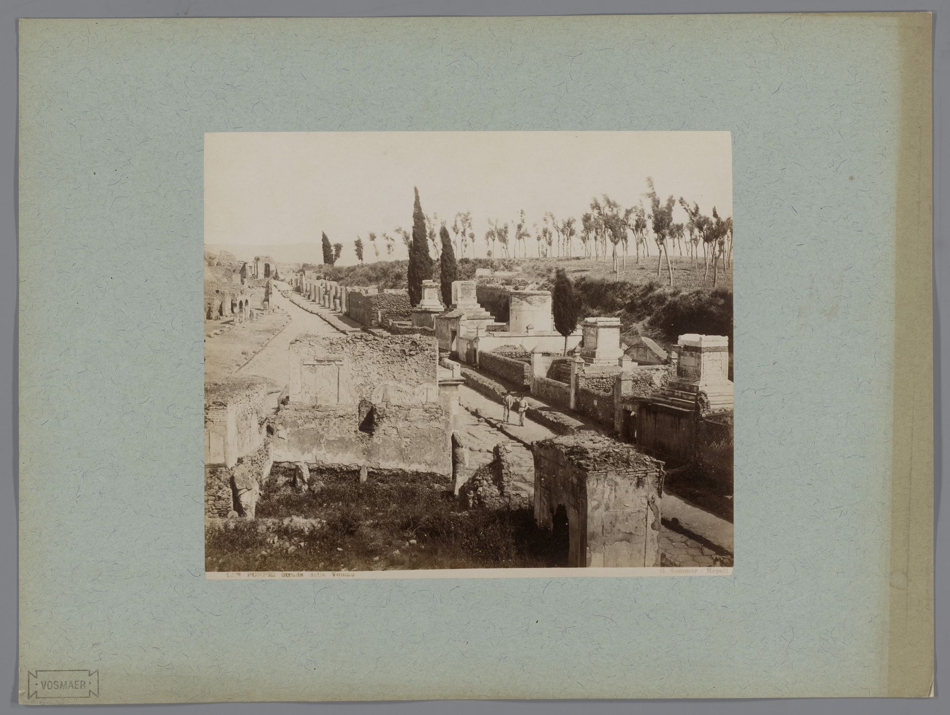 Gezicht op de Strada delle Tombe te Pompeï, Italië by Giorgio Sommer