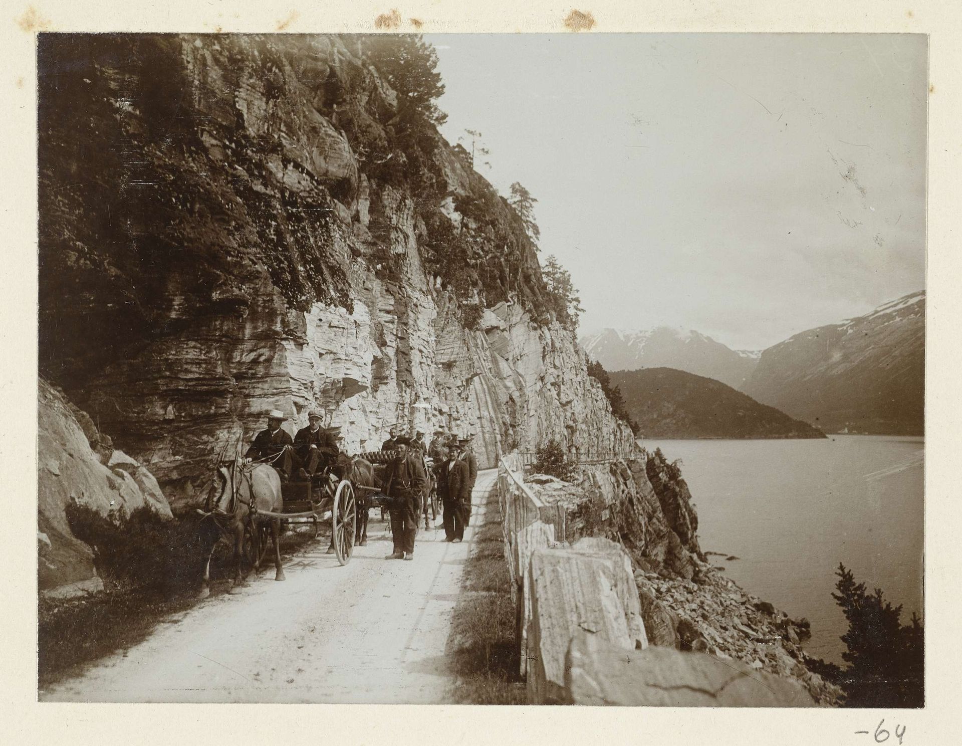 De rijtuigen op een bergweg langs een meer in de Harz by Geldolph Adriaan Kessler
