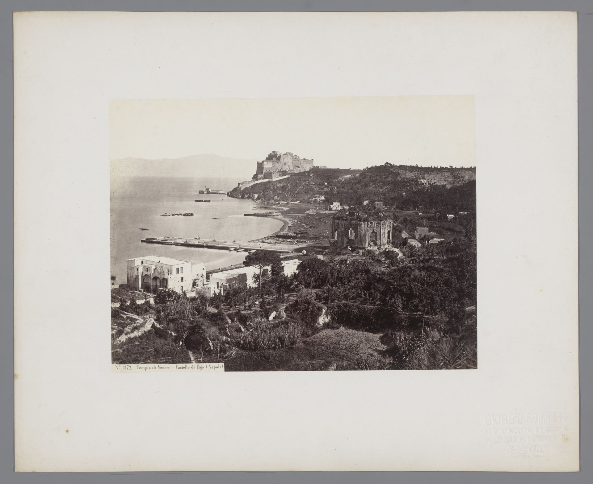 Gezicht op de baai van Napels, Italië by Giorgio Sommer