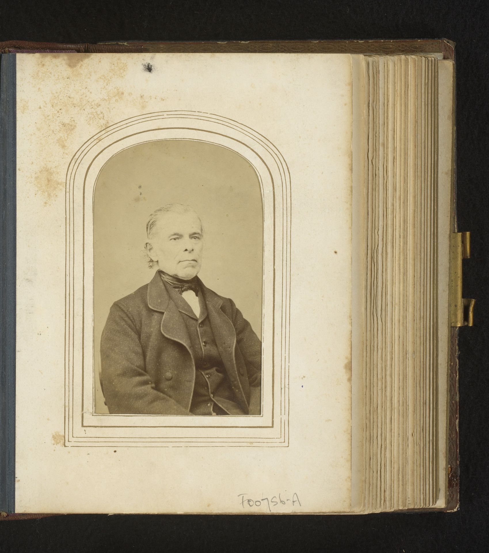 Portret van een zittende man by Gebroeders Sanders