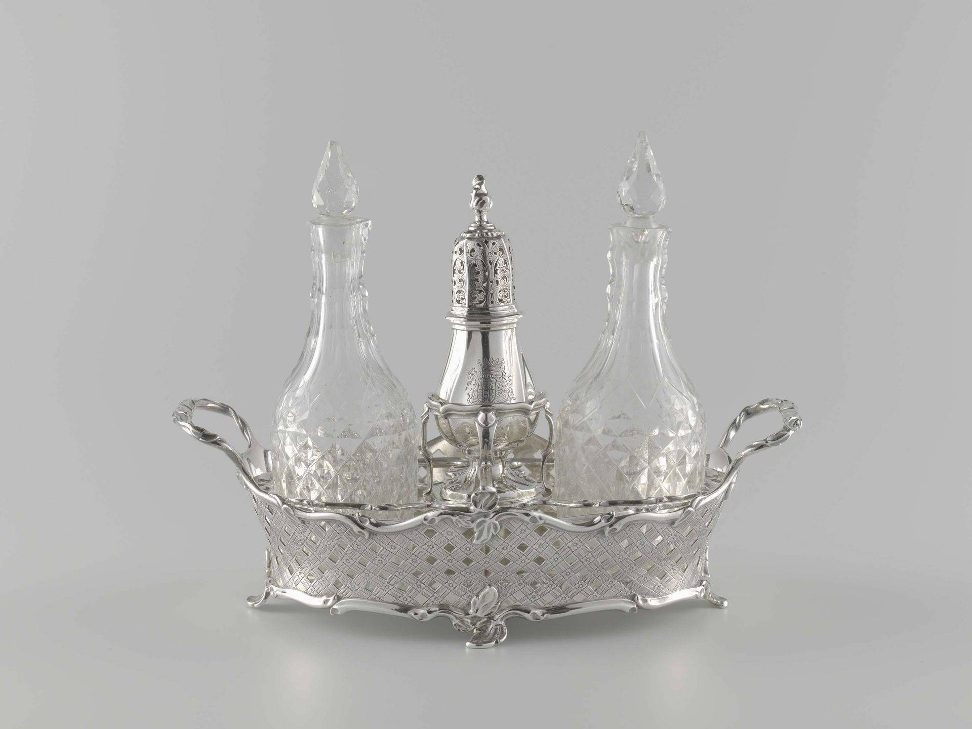 Olie- en azijnstel van zilver met twee kristallen flacons en een zilveren strooibus by Isacq Samuel Busard