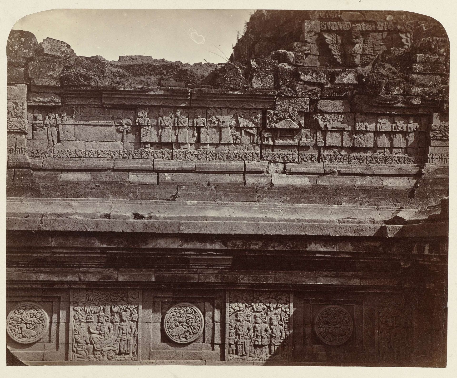 Basreliëf met een vertelling van Krishna en Rukmini, aan de oostzijde van Candi Panataran by Isidore Kinsbergen