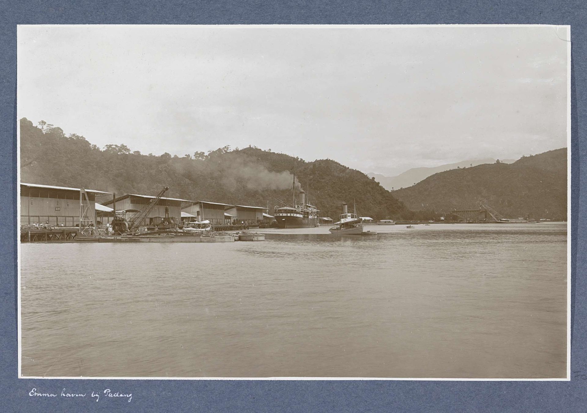 Gezicht op de Emmahaven in Padang by Christiaan Benjamin Nieuwenhuis