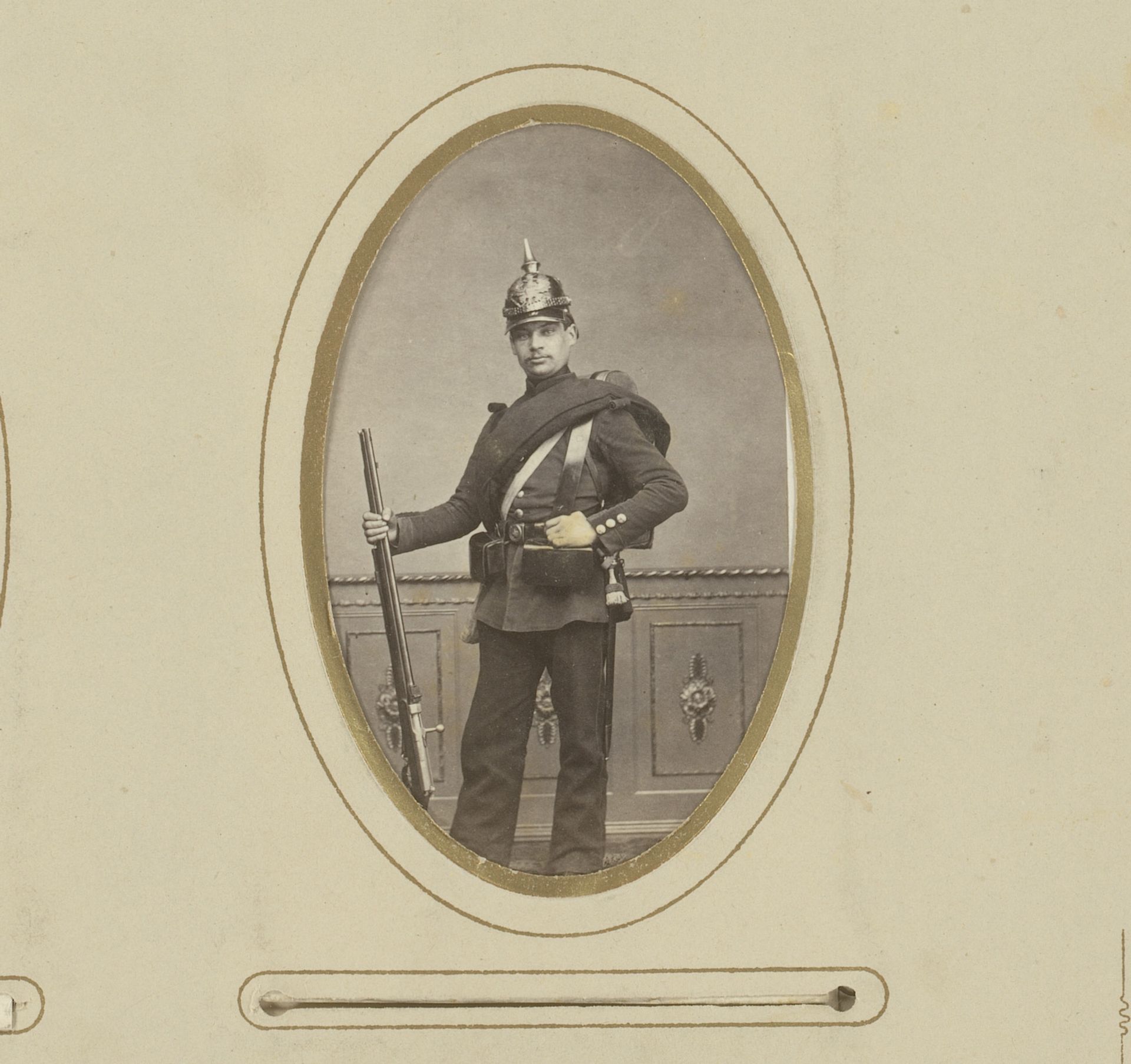 Portret van een man in militair uniform met helm en geweer by C. Hopfner