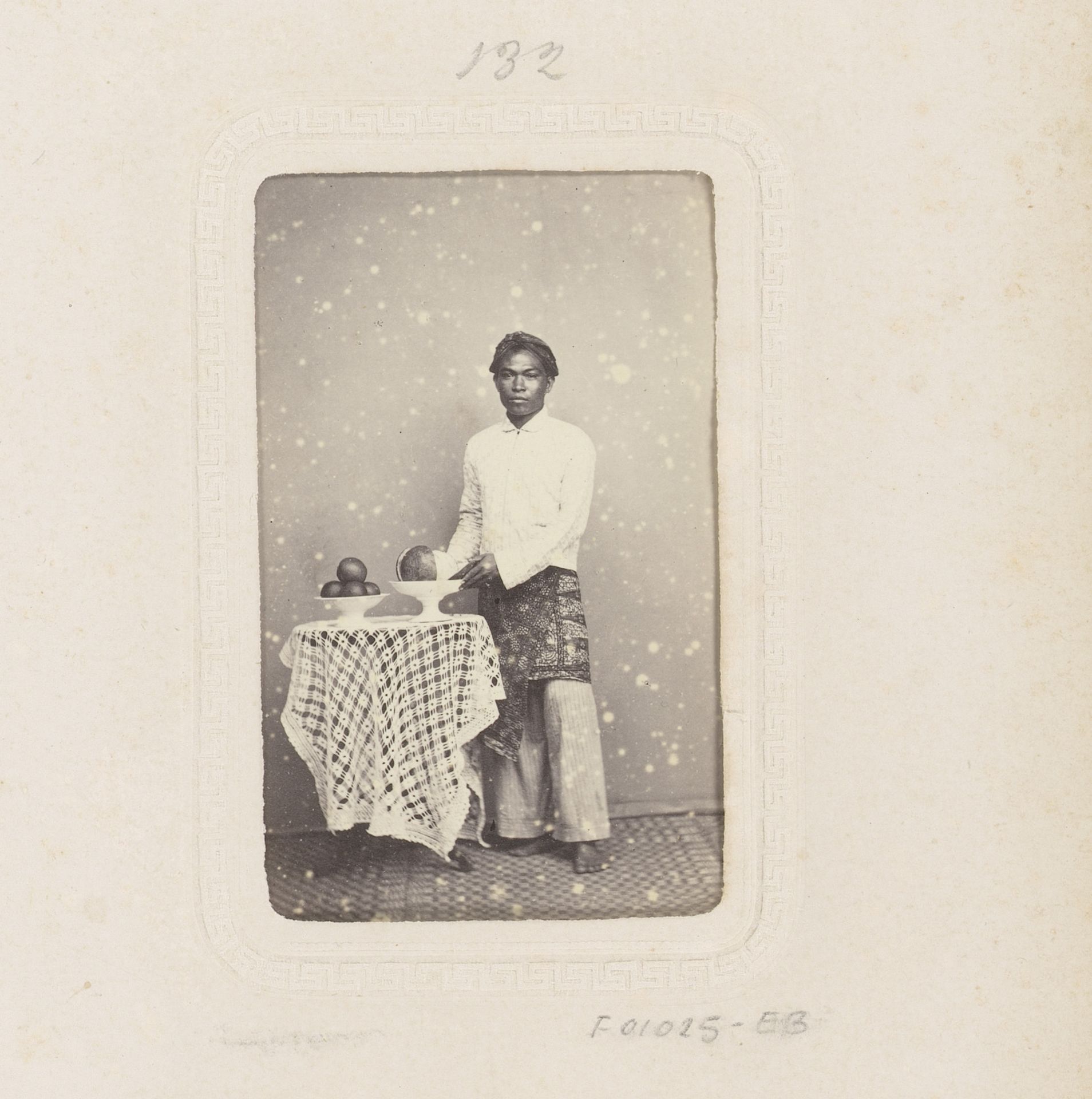 Portret van een staande Indonesische man by Woodbury & Page