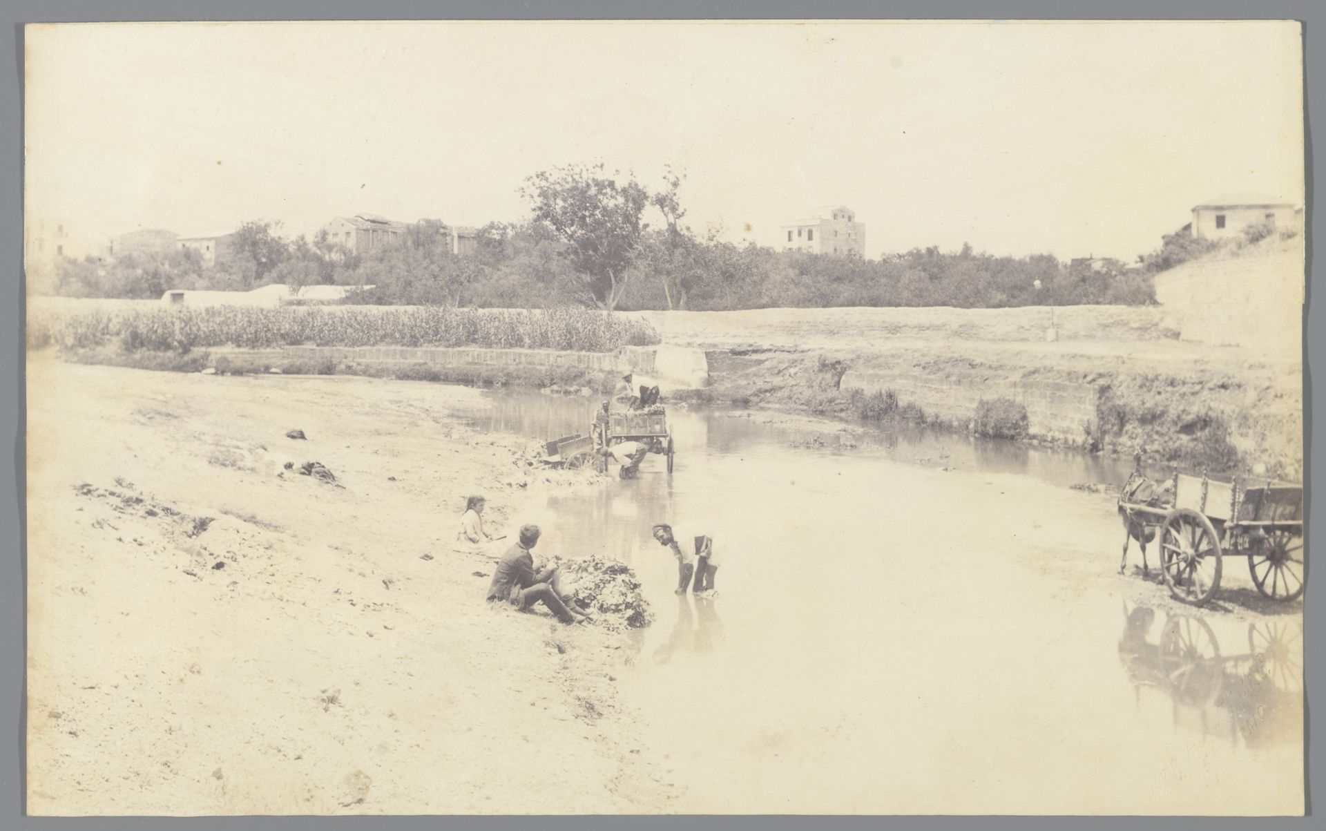Wassende mensen in een rivier op Sicilië by Eugenio Interguglielmi