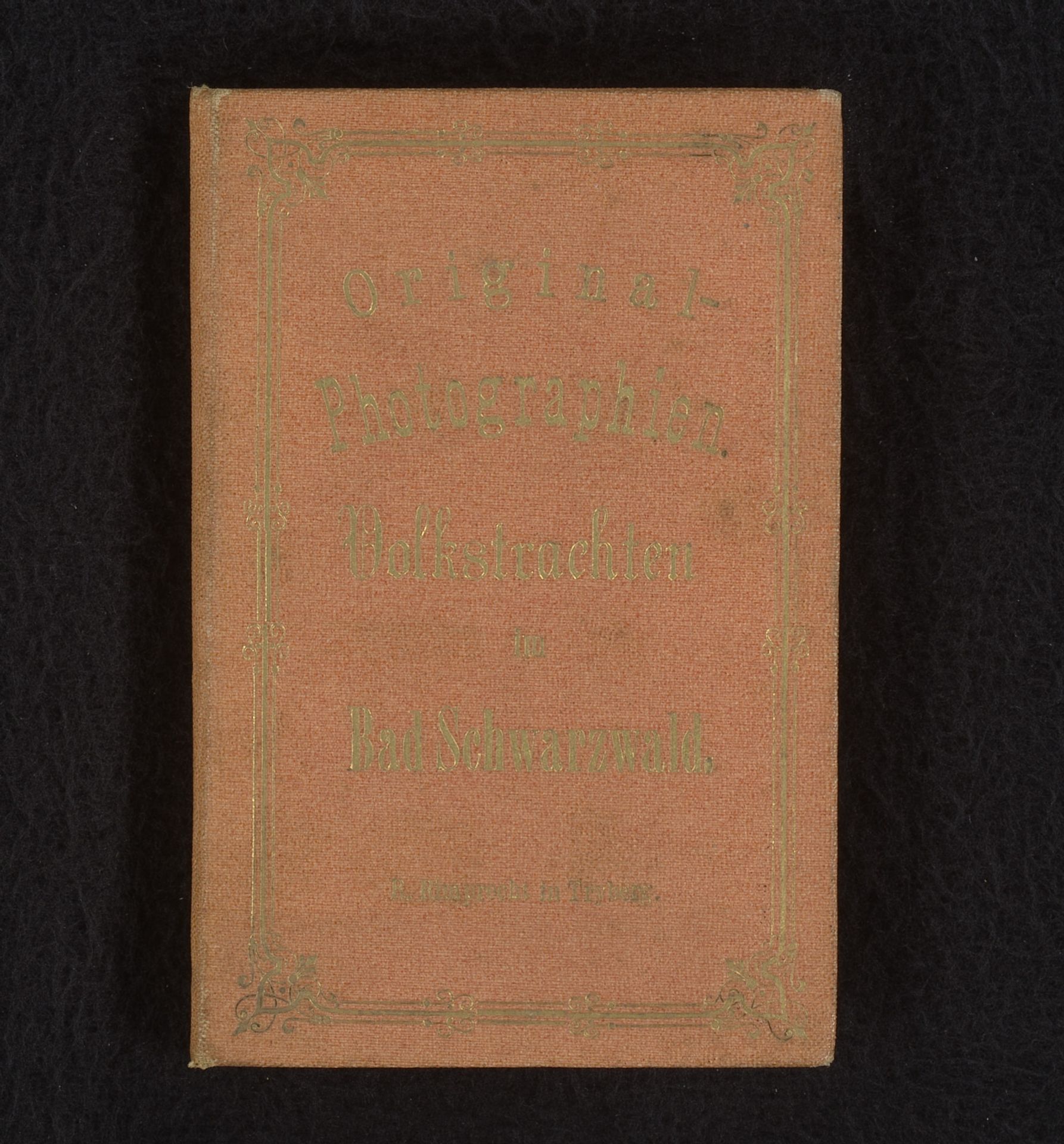 Leporelloalbum met acht portretten van mensen in klederdracht van het Zwarte Woud by R. Rimprecht