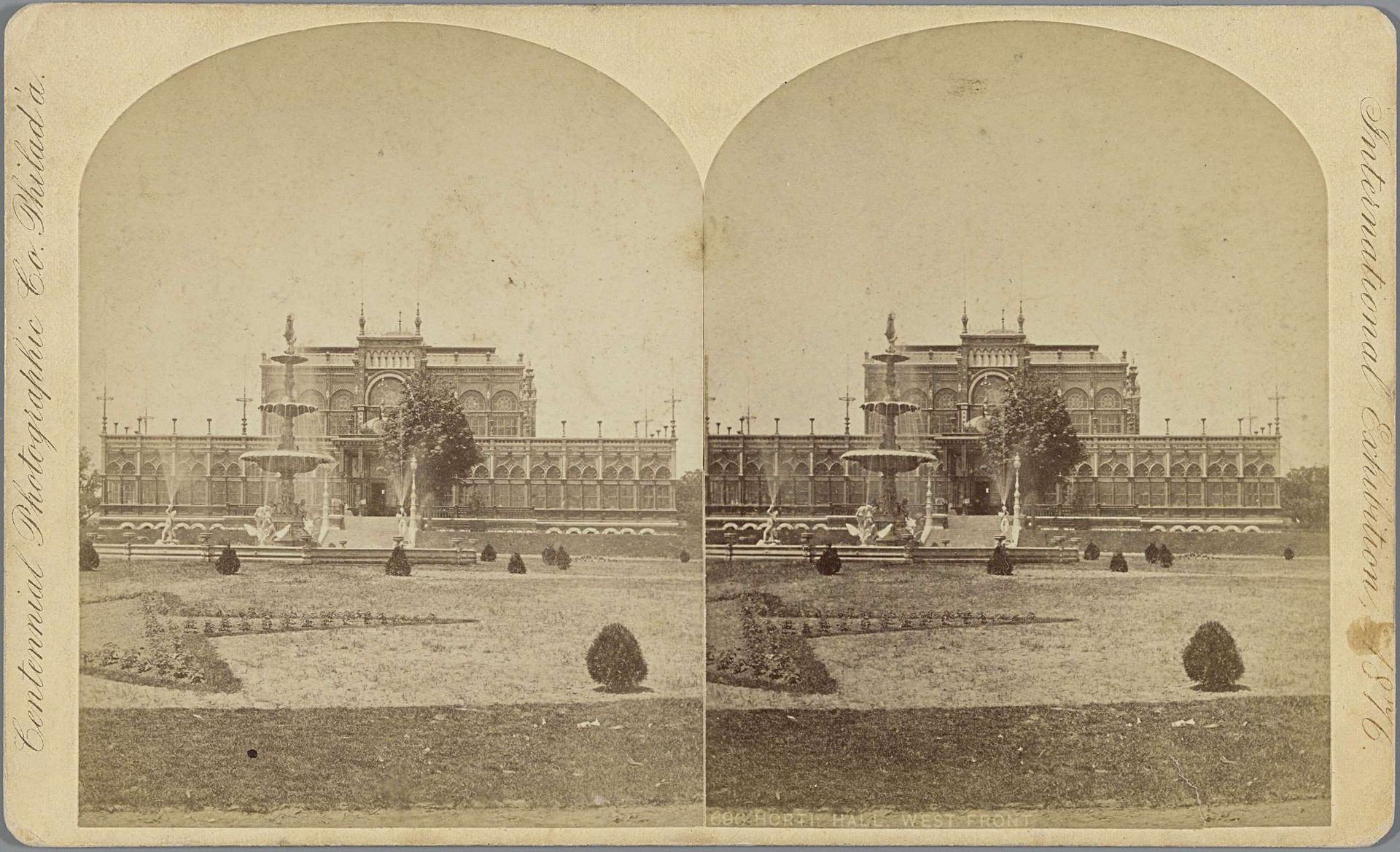 Gezicht op gebouwen, tuin en fontein van de Wereldtentoonstelling te Philadelphia in 1876 by Centennial Photographic Company