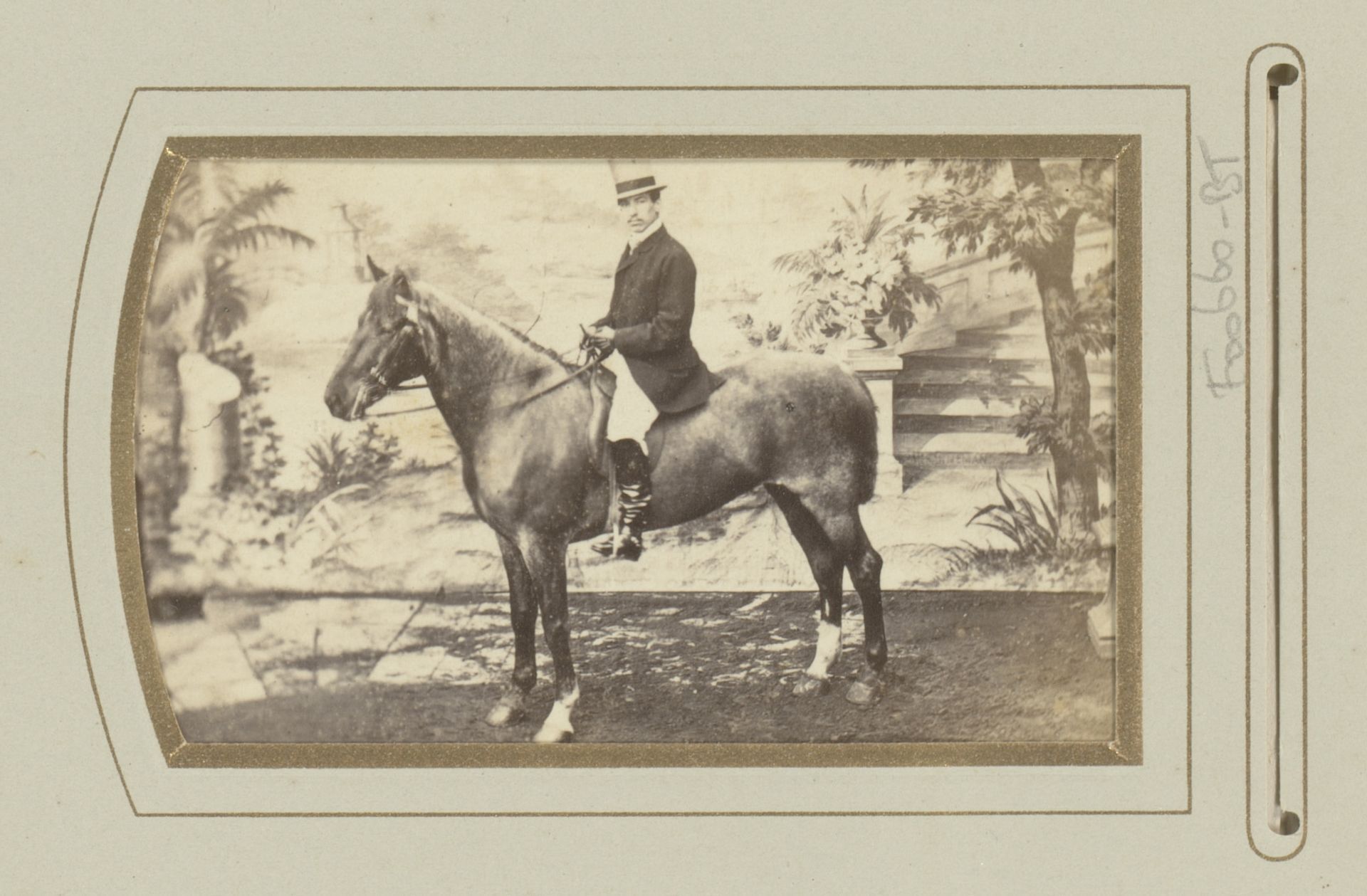 Portret van een man te paard met hoge hoed, voor een achtergrond waarop een landschap is afgebeeld by Auguste Blanche
