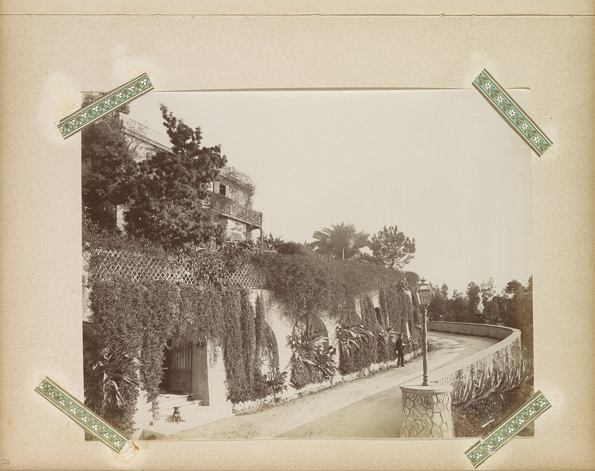Villa met voortuin met op de voorgrond een man in uniform, vermoedelijk in Nice by Neurdein Frères