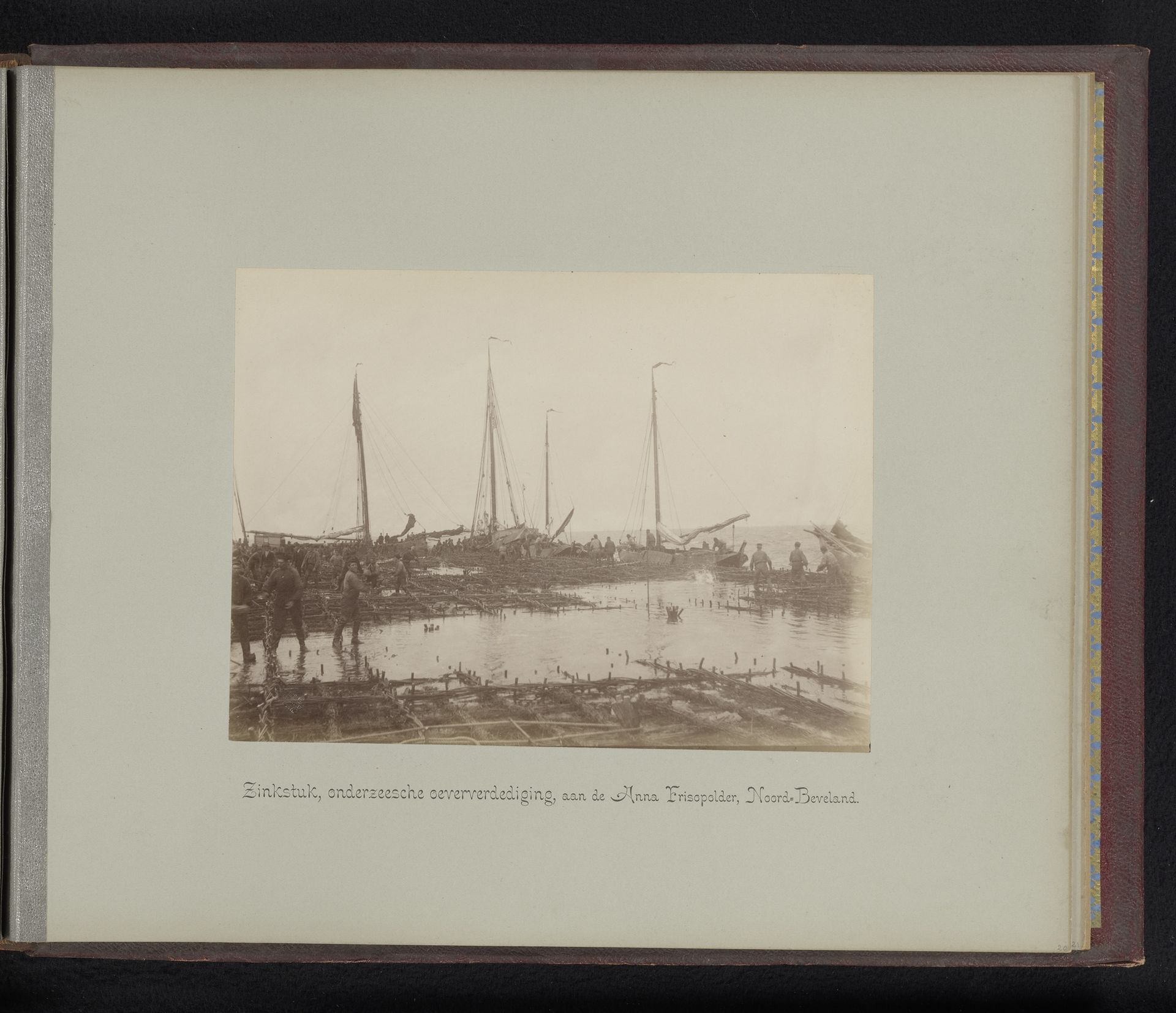 Gezicht op een onderzeese oeververdediging in de Anna-Frisopolder op Noord-Beveland by Carl Emil Mögle