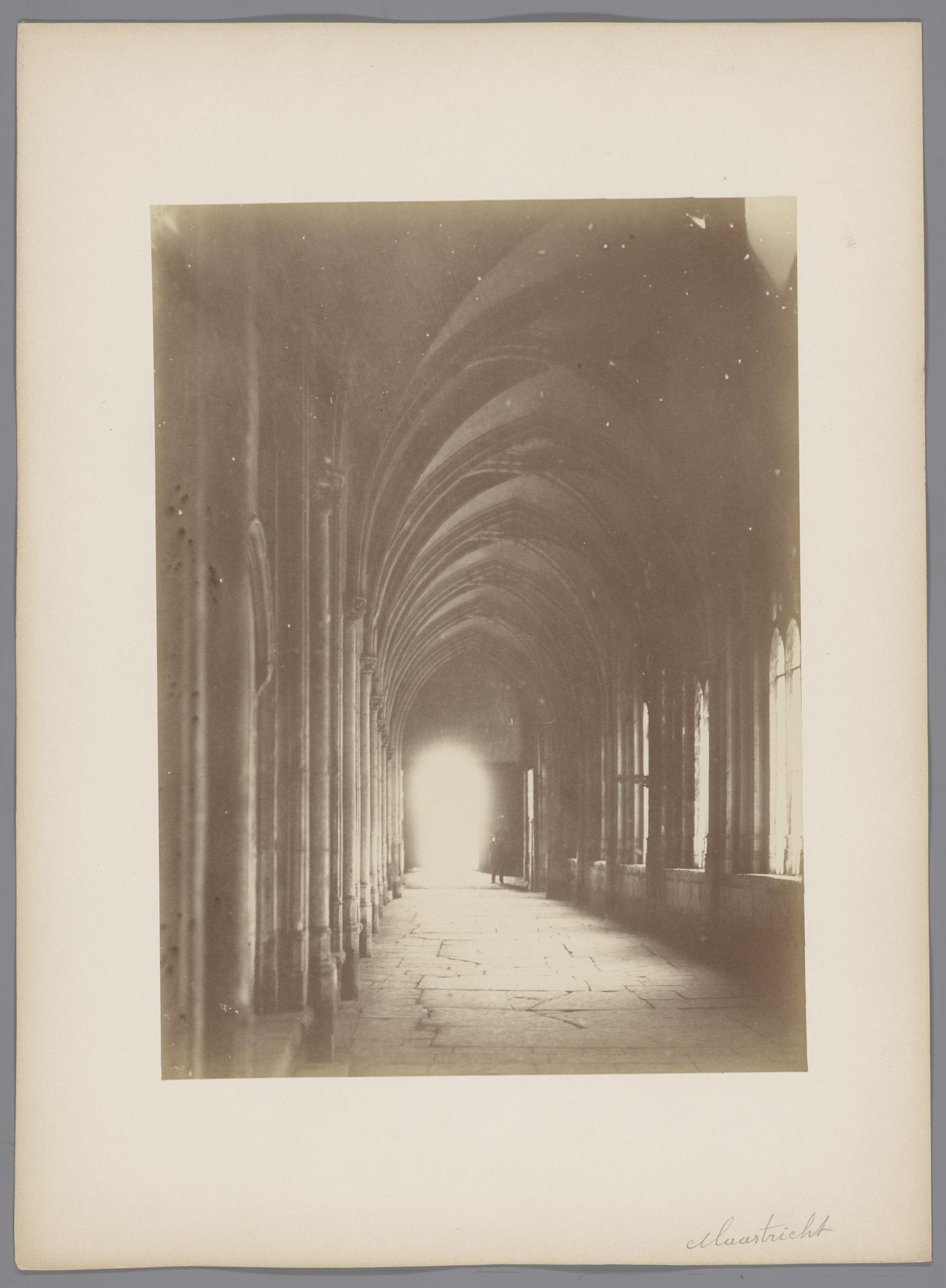 Westelijke kloostergang van de Sint-Servaasbasiliek Maastricht by anoniem (Monumentenzorg)