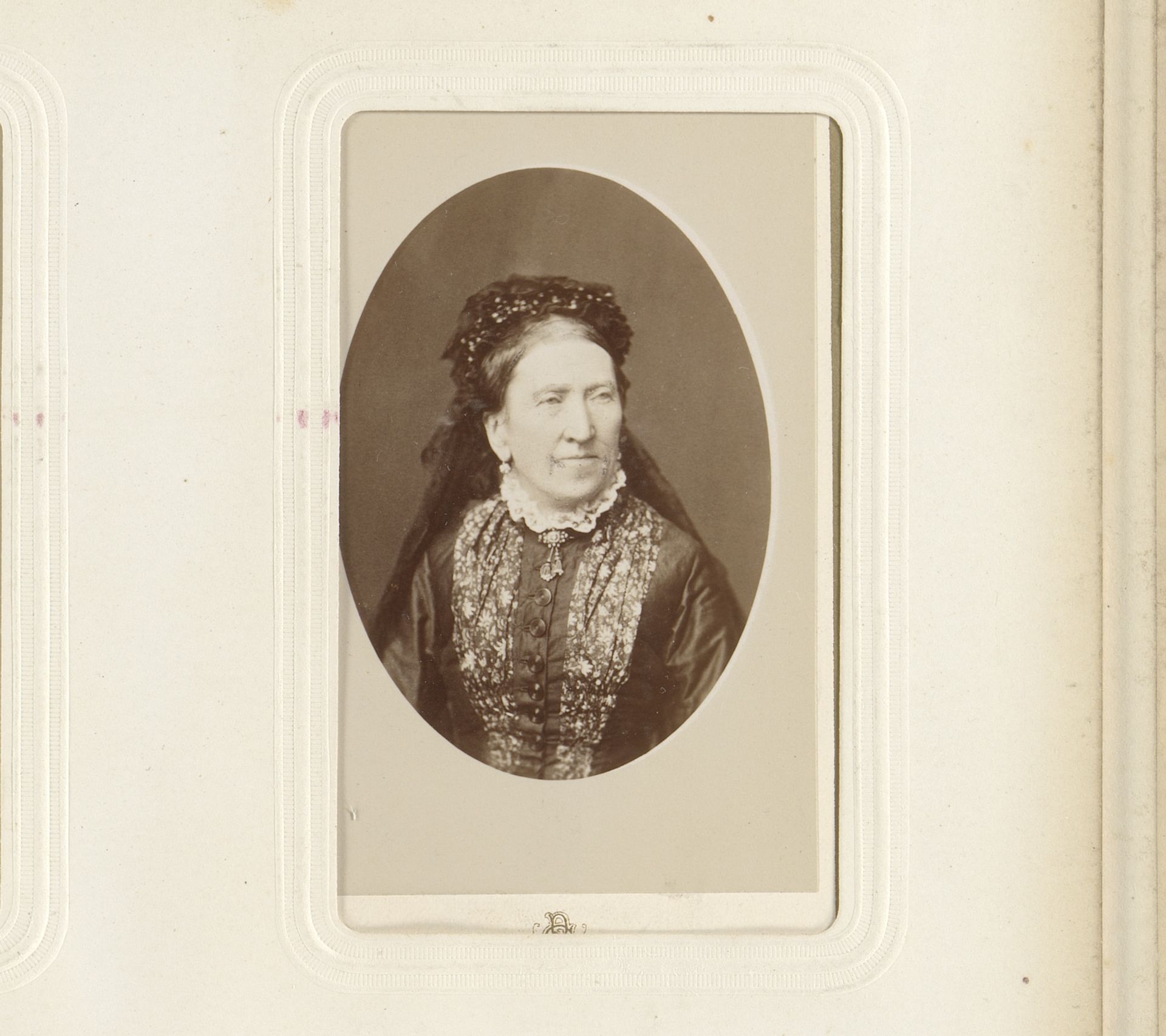 Portret van een vrouw by Charles Reutlinger