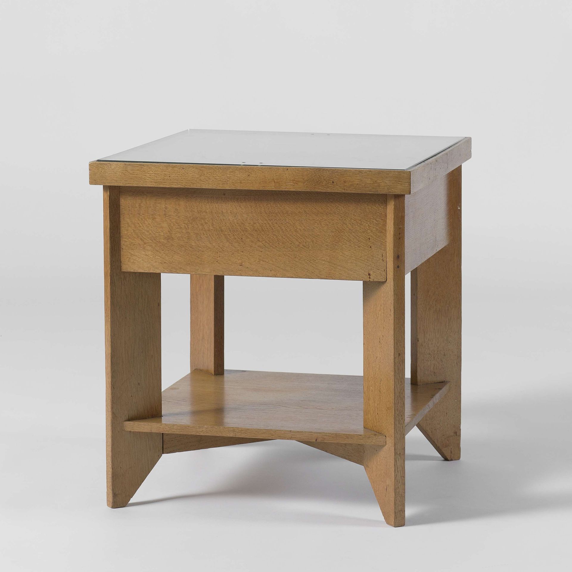 Salontafel met glasplaat rustend op vier overhoeks geplaatste poten by Hendrik Wouda