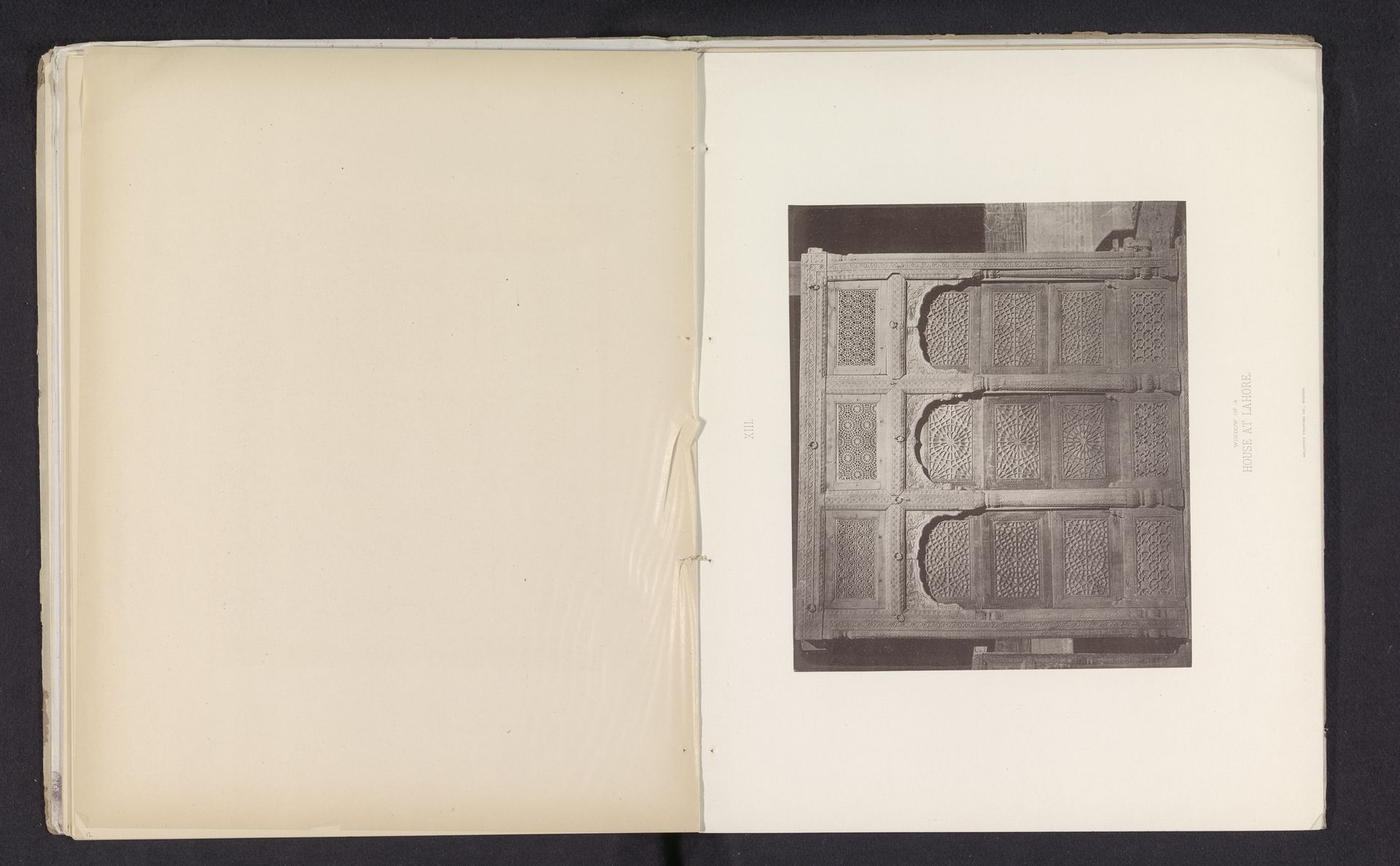 Raam met geometrische ornamenten van een huis in Lahore by Anonymous