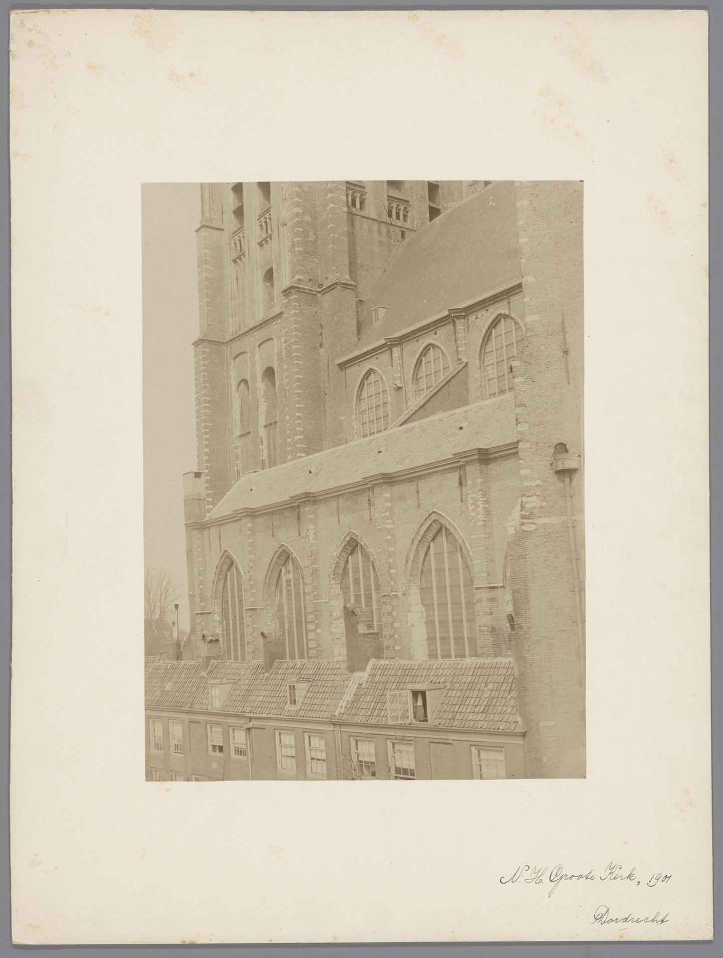Zijaanzicht van de Grote of Onze-Lieve-Vrouwenkerk te Dordrecht by anoniem (Monumentenzorg)
