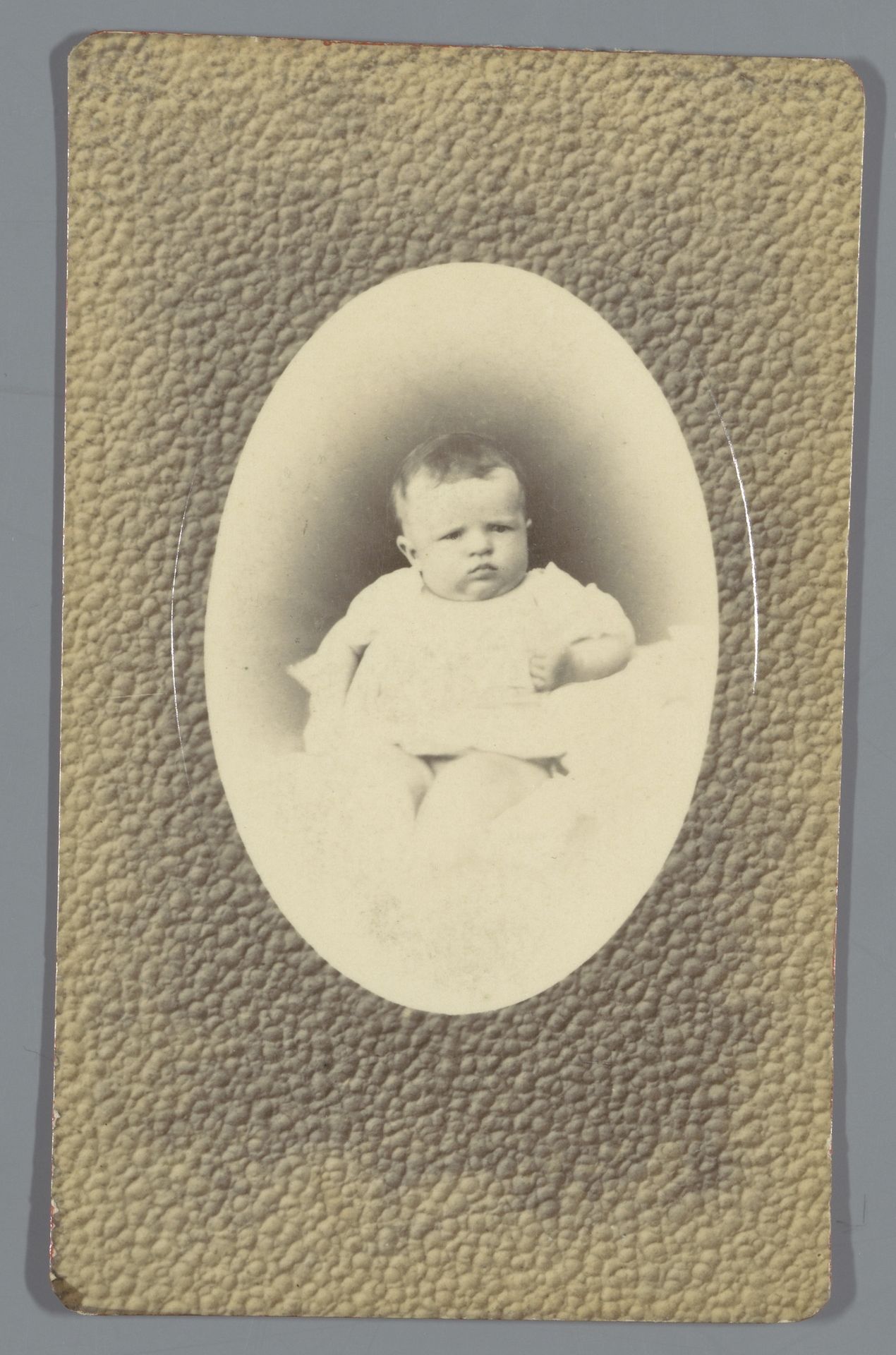 Portret van een onbekende baby by A. Massoulle