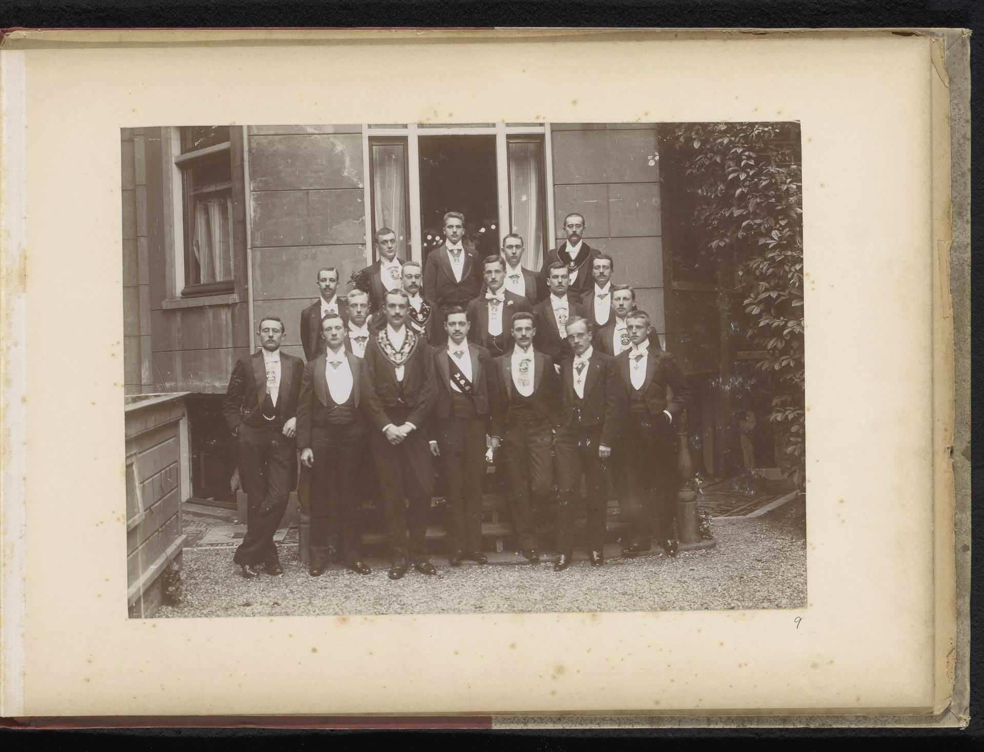 Groepsportret van leden van het Amsterdamsch Studenten Corps by Nicolaas Schuitvlot