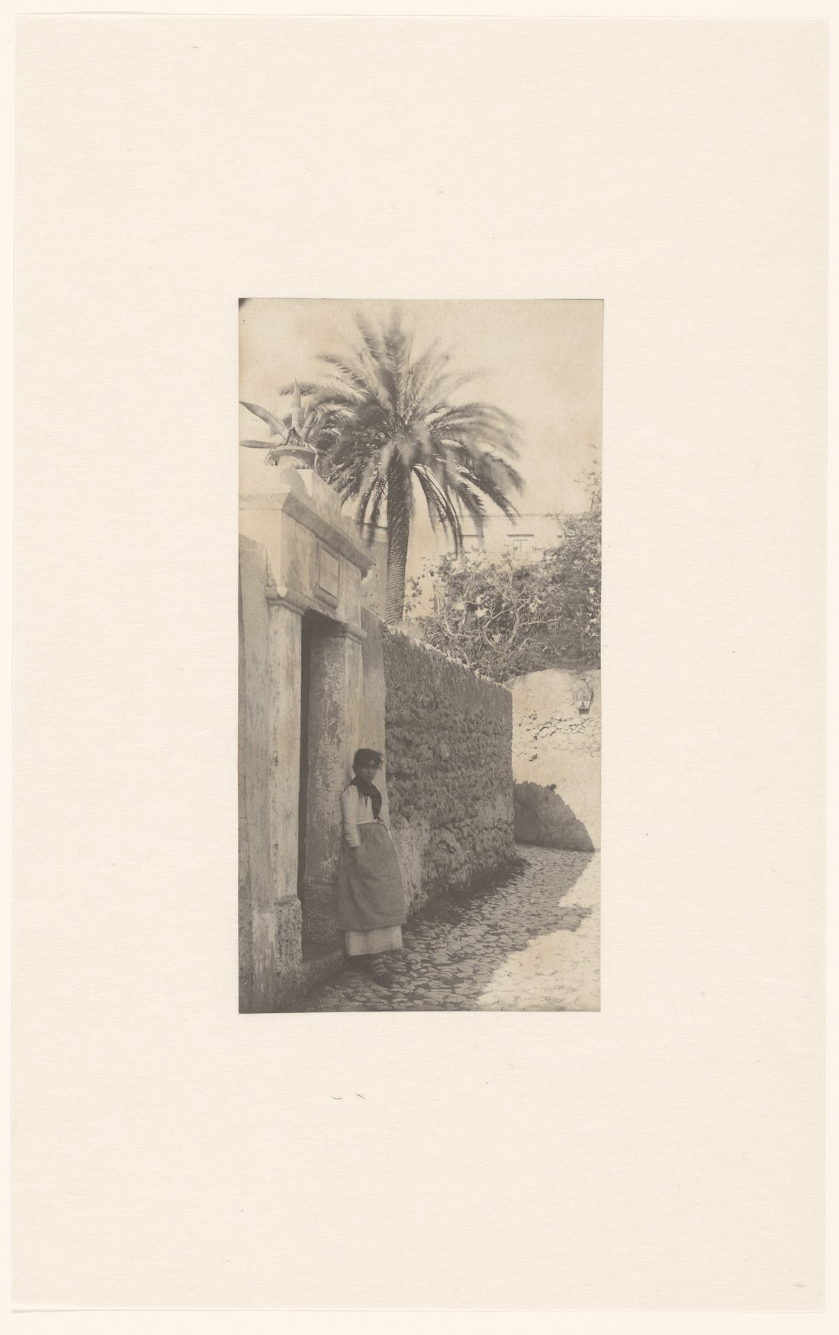 Portret van een onbekende vrouw in een deuropening, vermoedelijk in Italië by James W. Holcombe