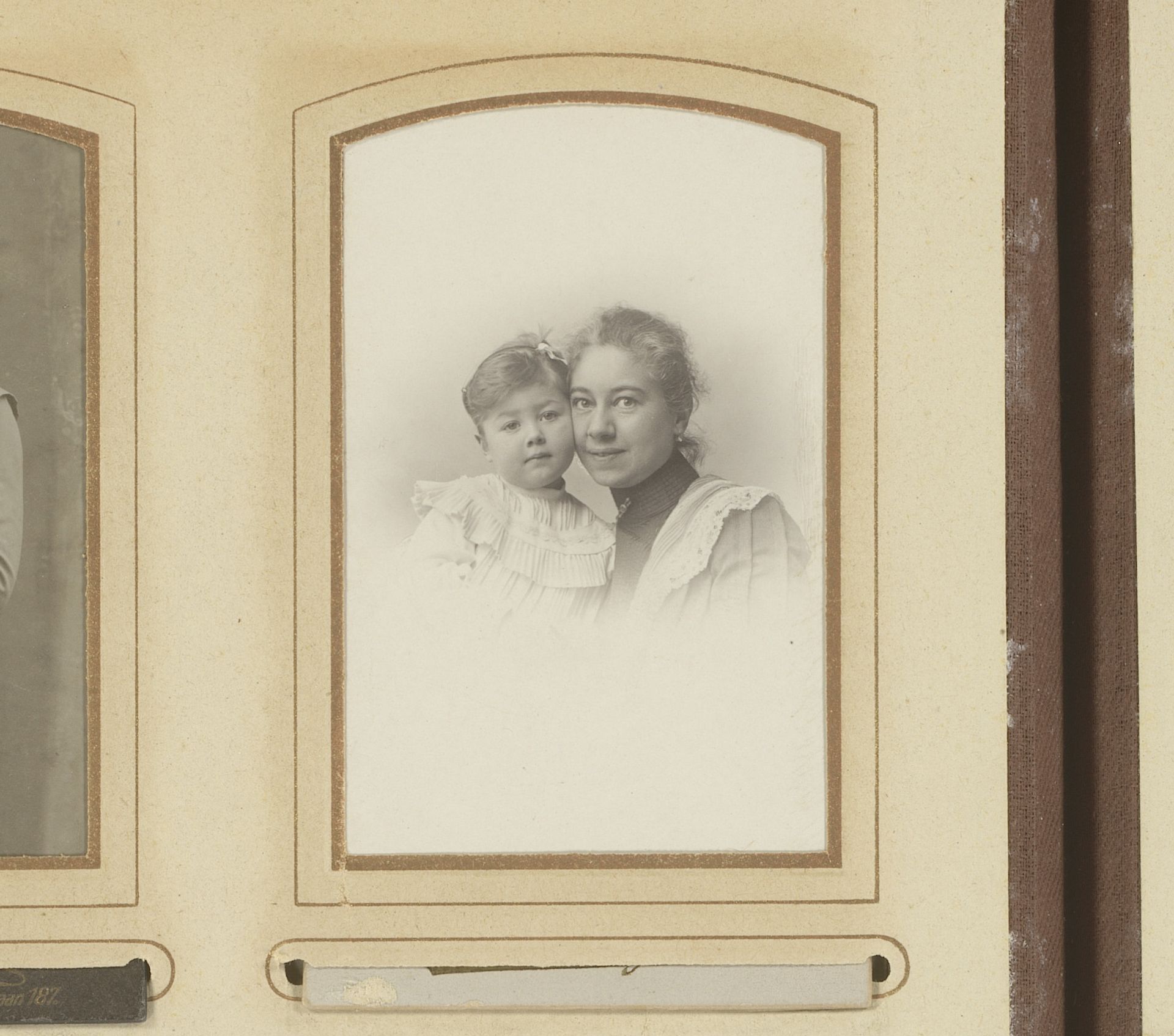 Portret van een moeder met kind, aangeduid als Grietje Lieshout by Koene & Büttinghausen