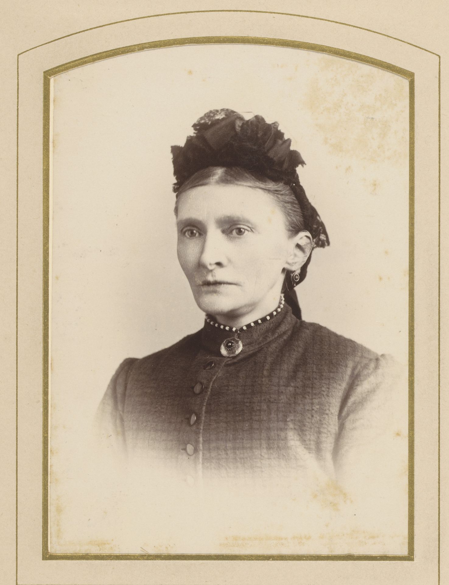 Portret van een vrouw met hoofddeksel by Sander van der Zijl