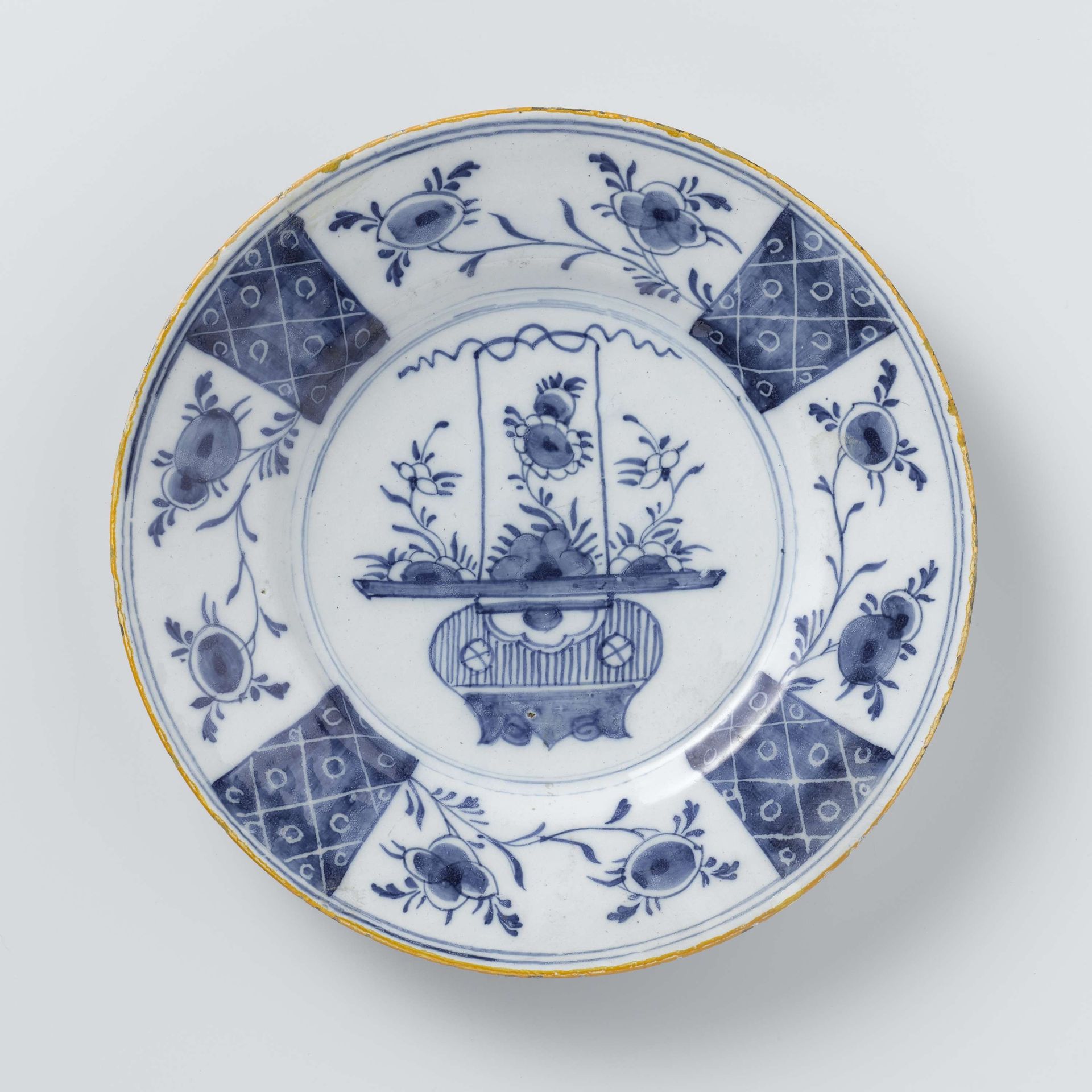Bord van faience by 't Fortuyn