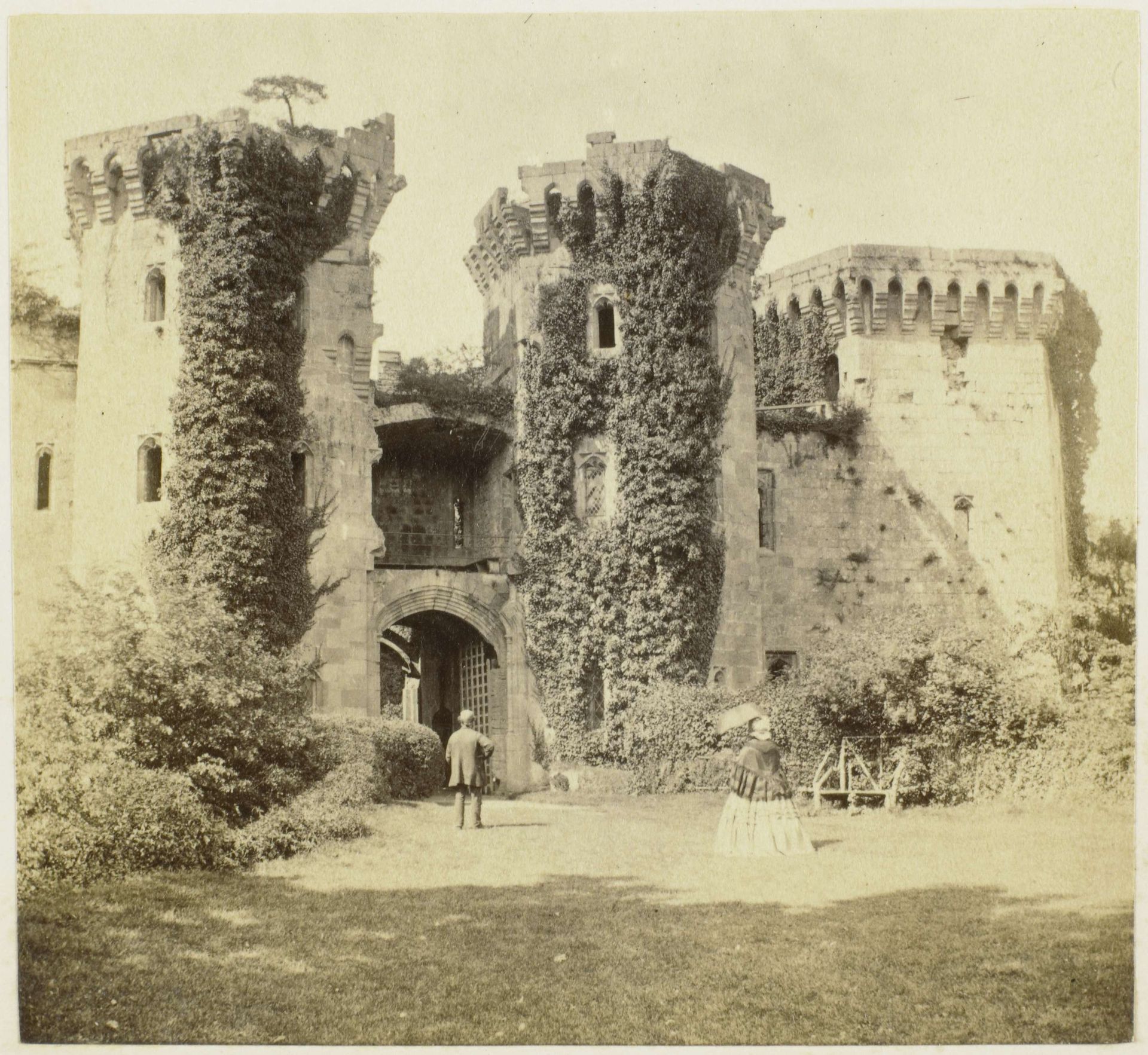 Gezicht op Raglan Castle te Monmouthshire by Francis Bedford