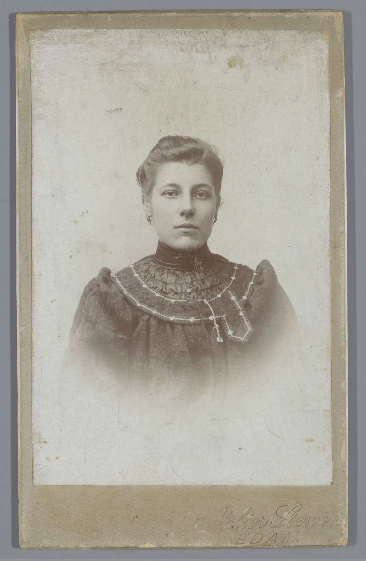 Portret van een onbekende vrouw by Atélier Siewers