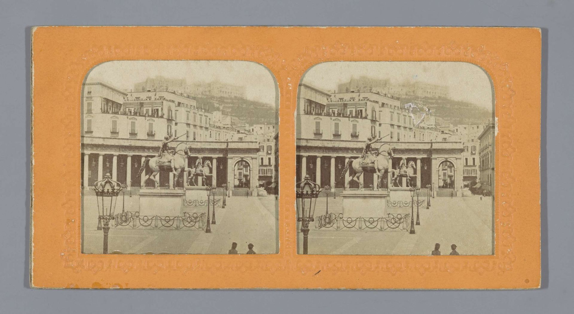 Piazza del Plebiscito in Napels met de ruiterstandbeelden van Ferdinand I en Karel III van Spanje by Anonymous