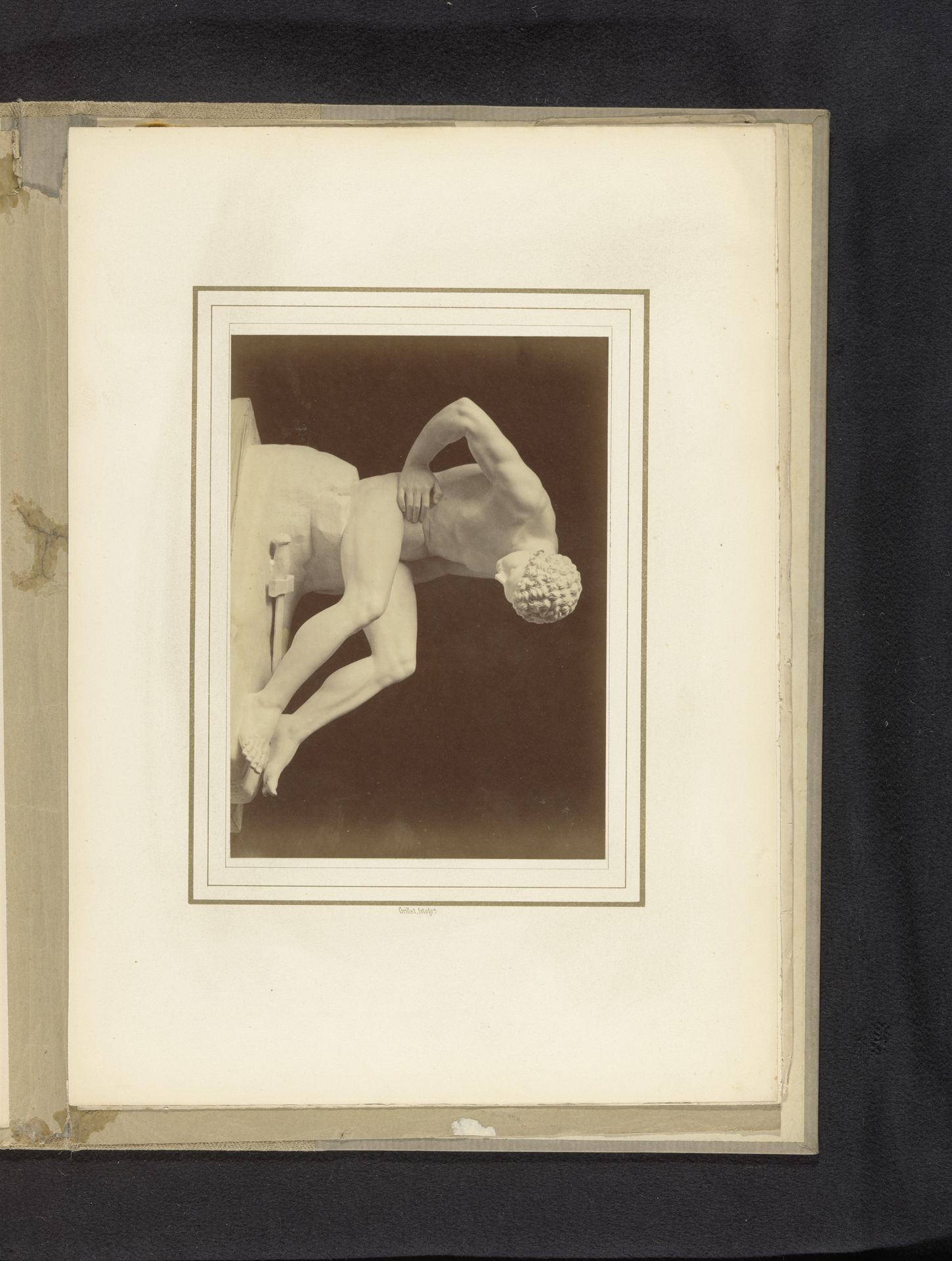Sculptuur van een man en een zwaard door Leopold Borbone by Grillet jeune