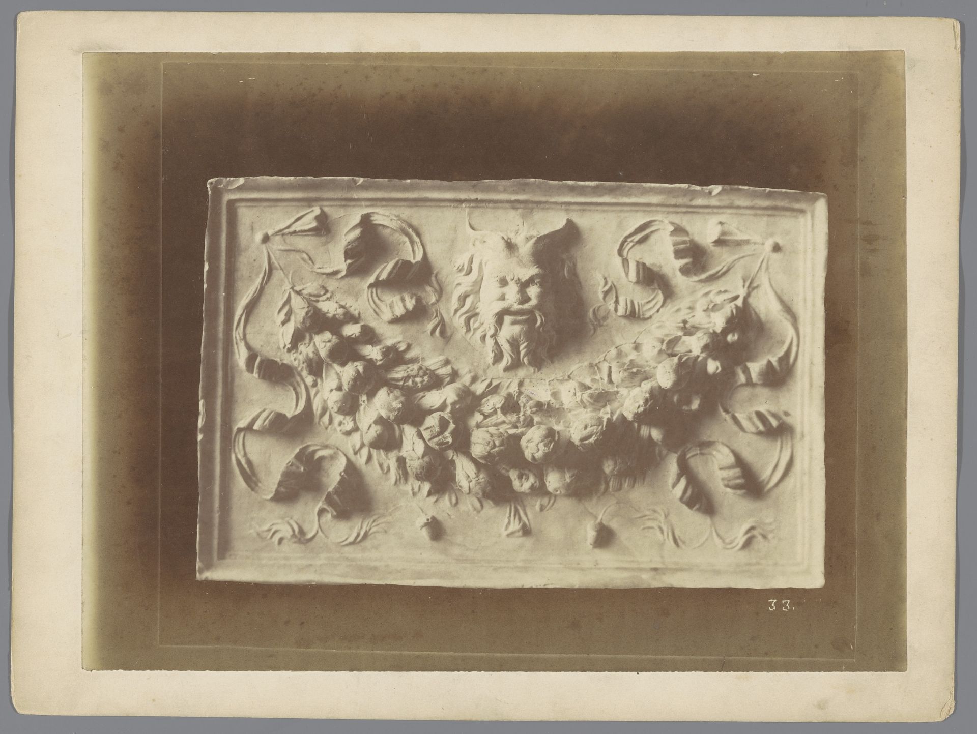 Reliëf met een guirlande en een maskerkop by Gustave Eugène Chauffourier