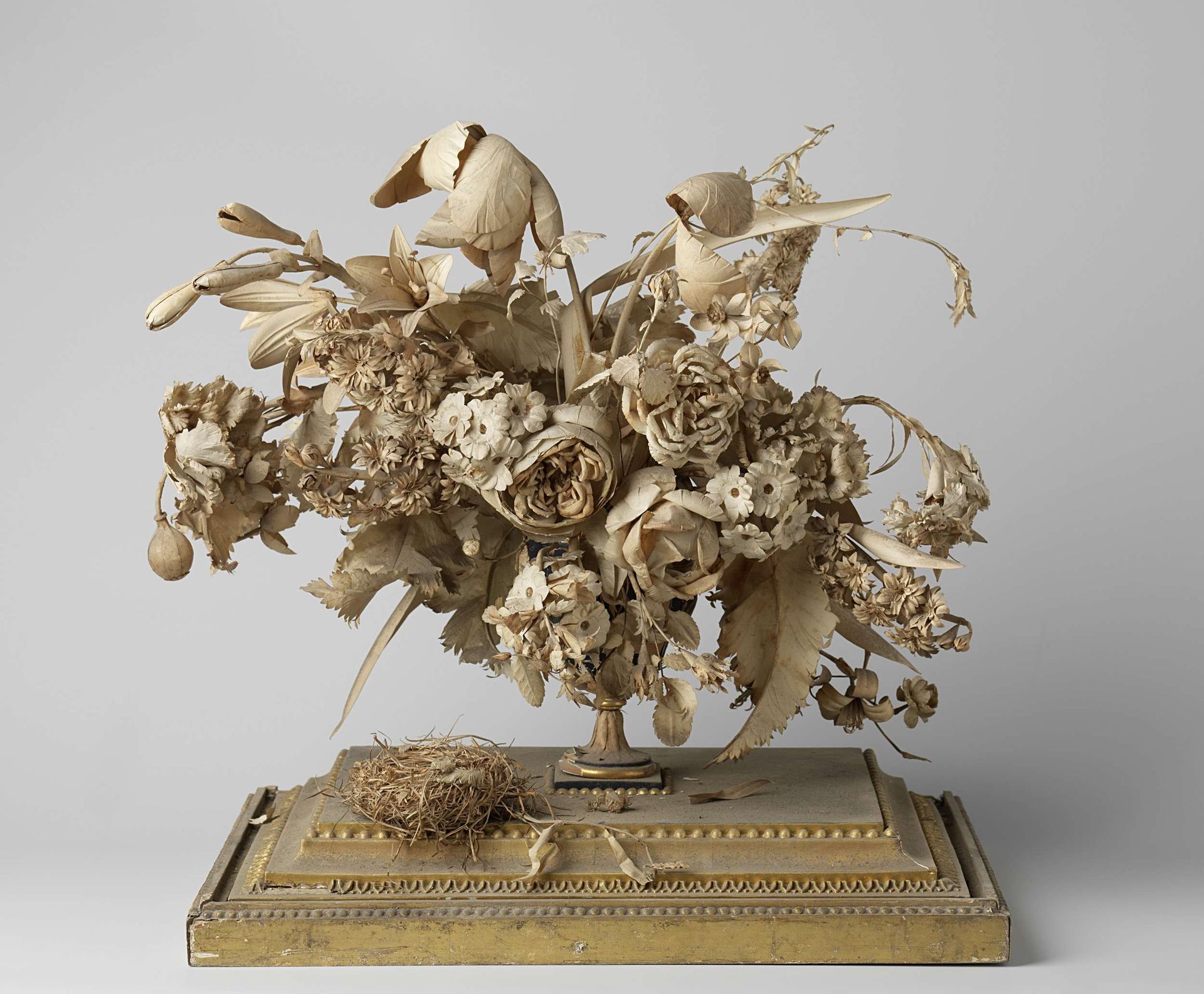 Bloemenruiker van geknipt papier met vogelnestje, onder stolp. by Hendrik van Irkoven