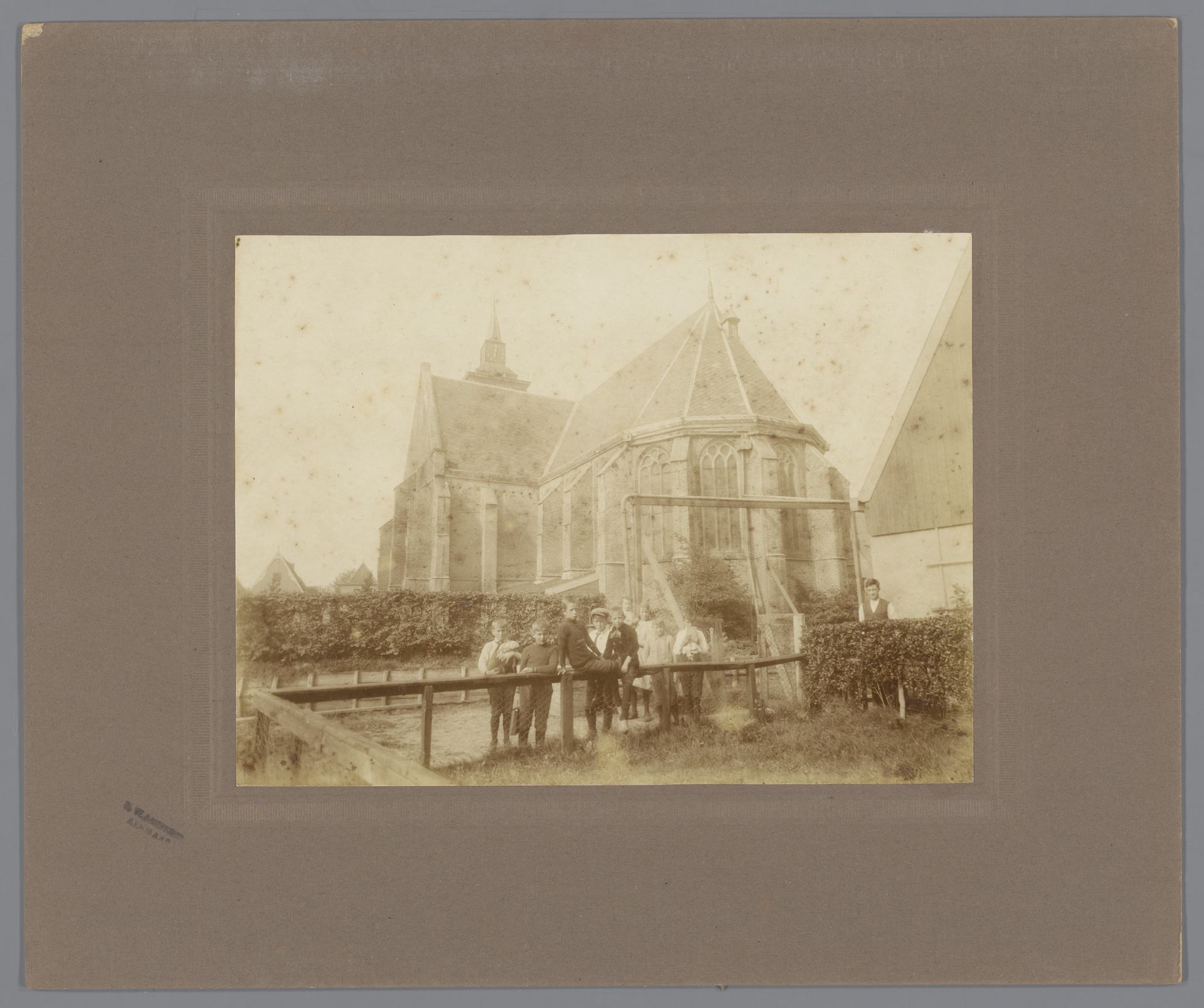 Aanzicht Nederlands Hervormde Kerk in De Rijp, Noord-Holland by Leonard Vlaanderen