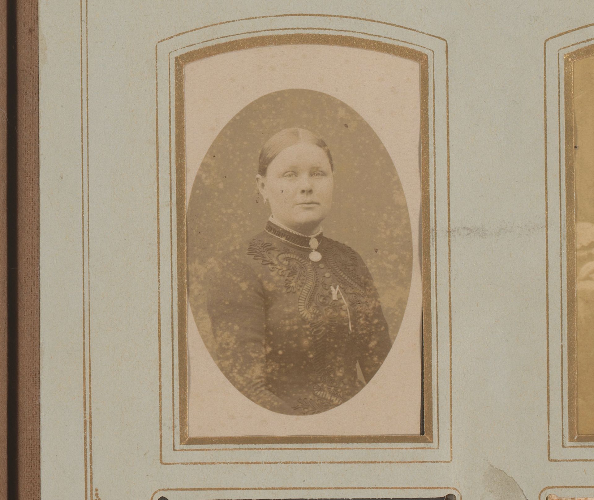 Portret van een vrouw in geborduurde jurk by P. Siewers & Zoon