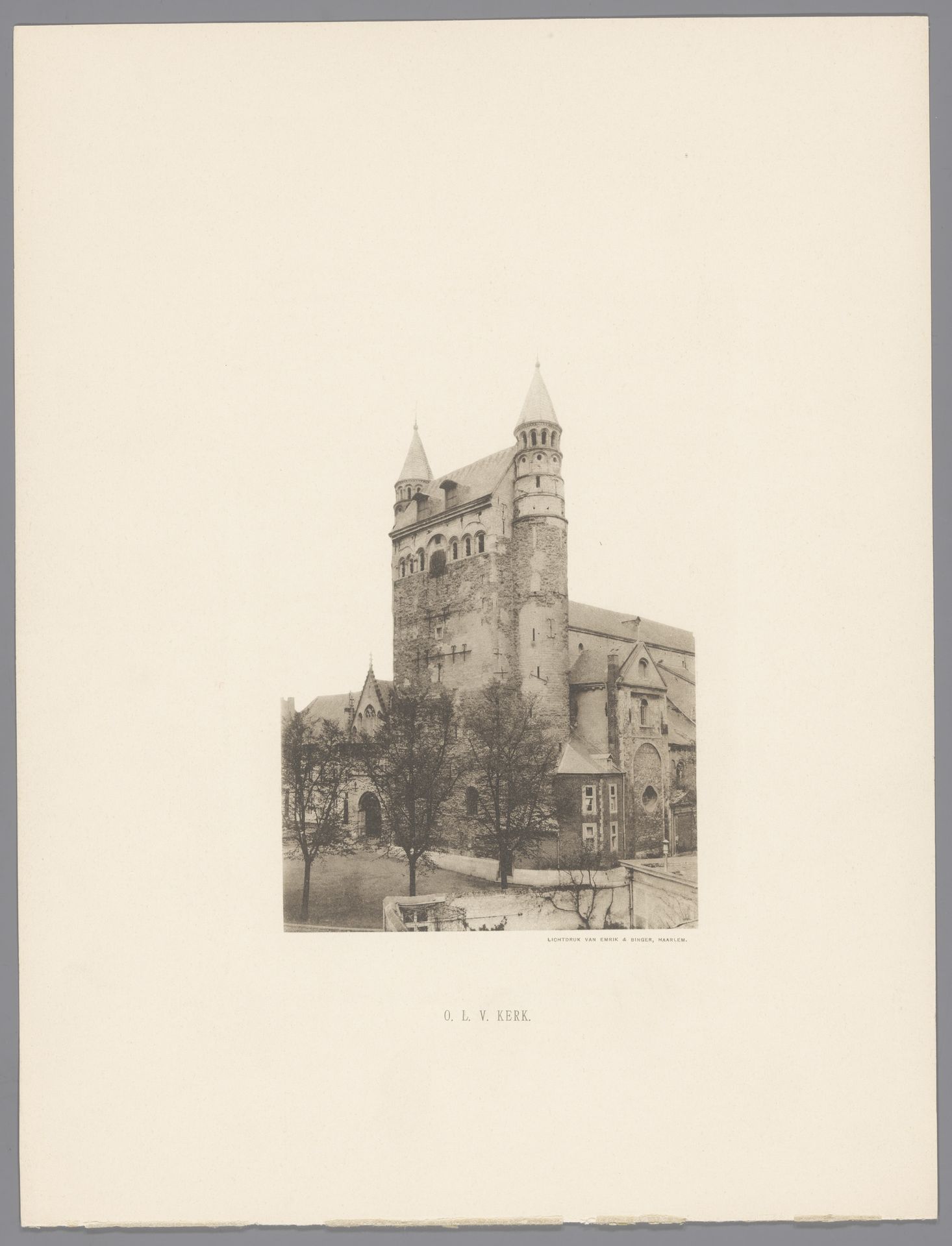 Gezicht op de Onze-Lieve-Vrouwebasiliek te Maastricht by anoniem (Monumentenzorg)