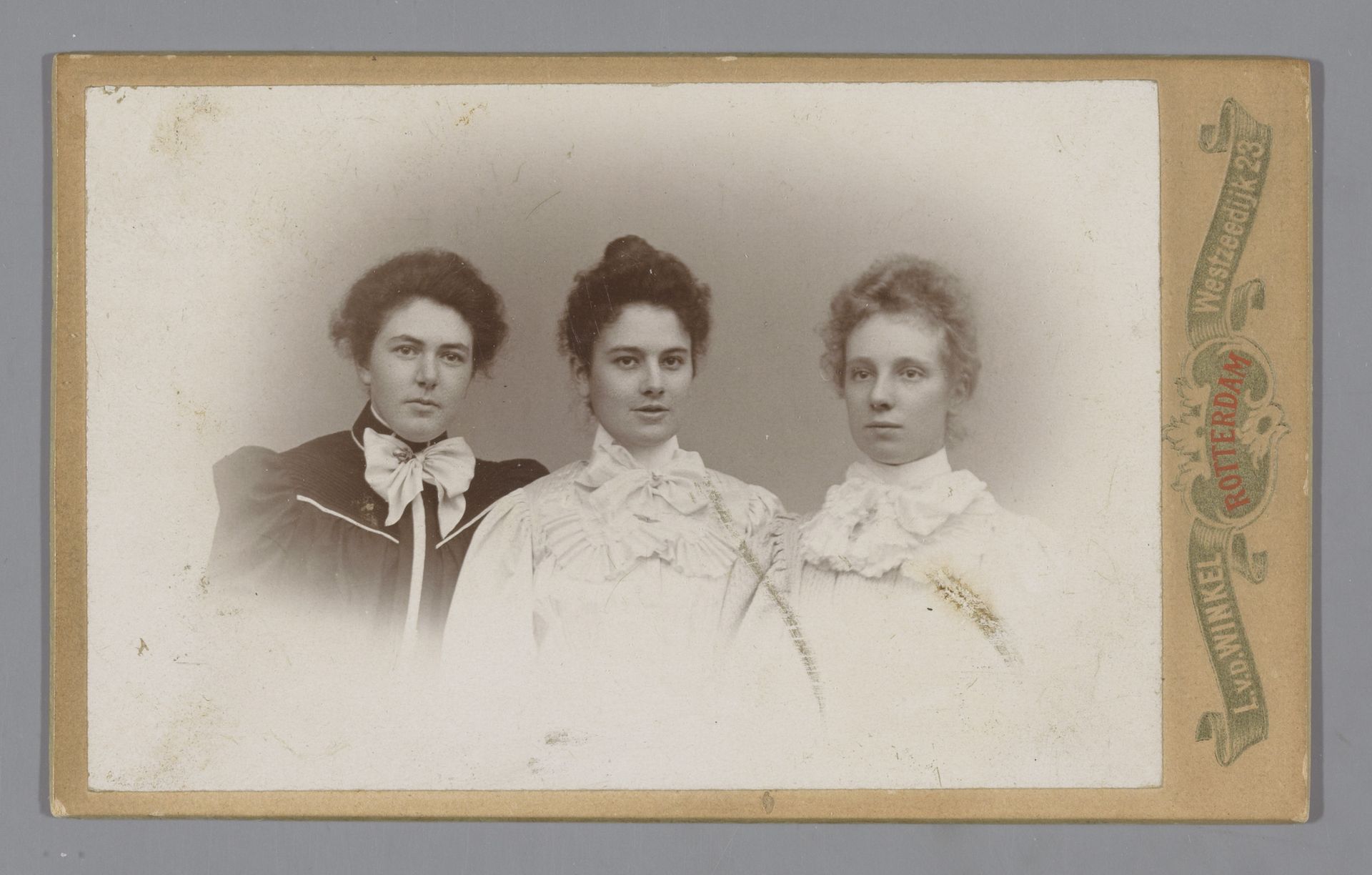 Portret van drie vrouwen by Lodewijk van de Winkel