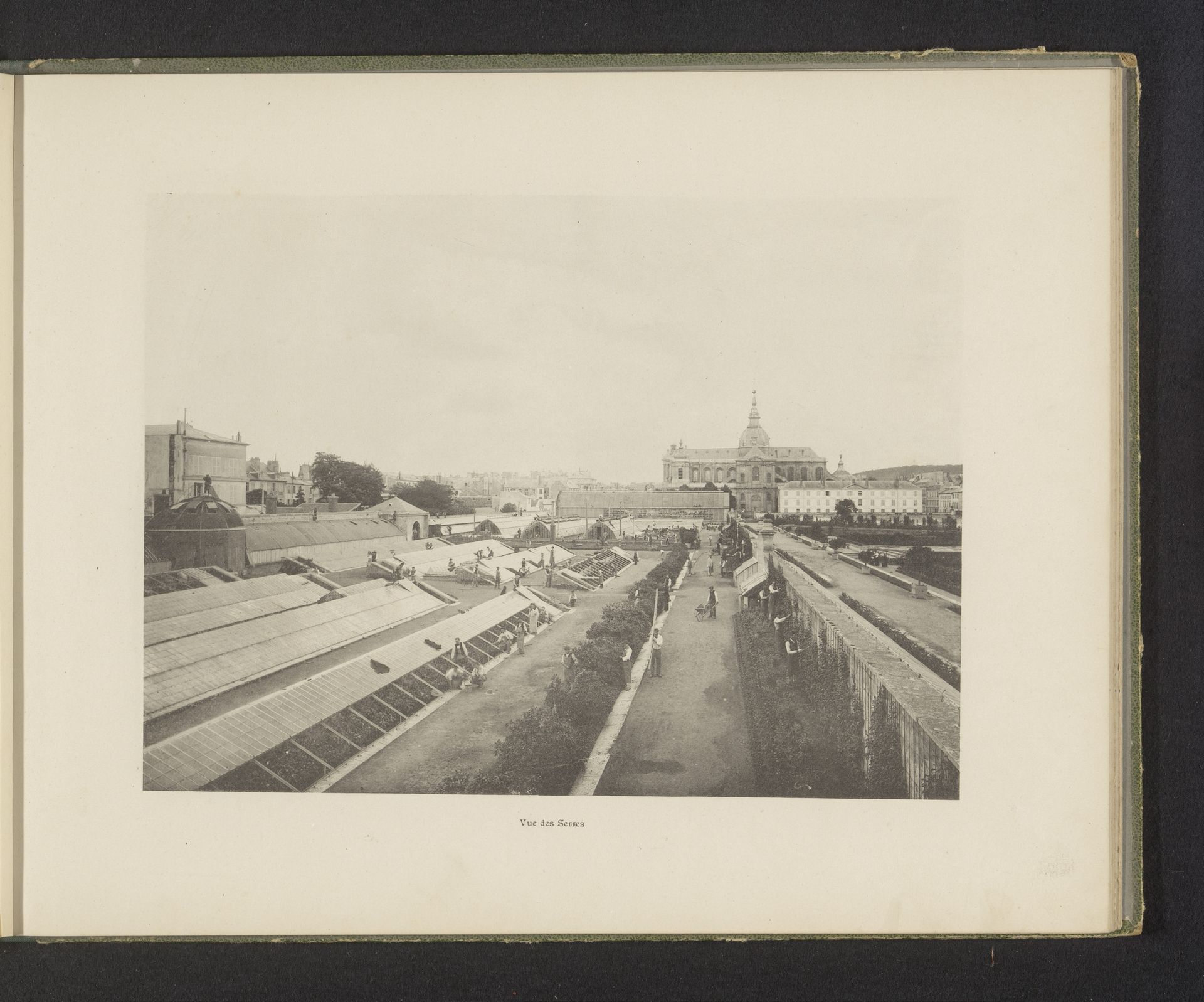 Gezicht op de kassen van de École Nationale Superieure d'Horticulture in Versailles, Frankrijk by Anonymous