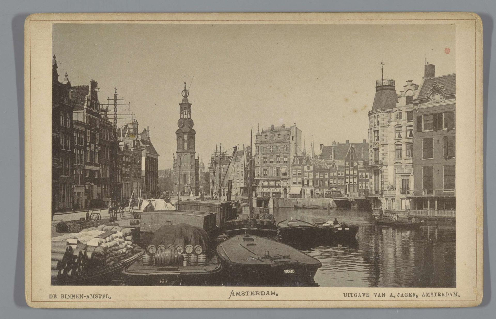 Gezicht op de Amstel in Amsterdam, met op de achtergrond de Munttoren by Andries Jager