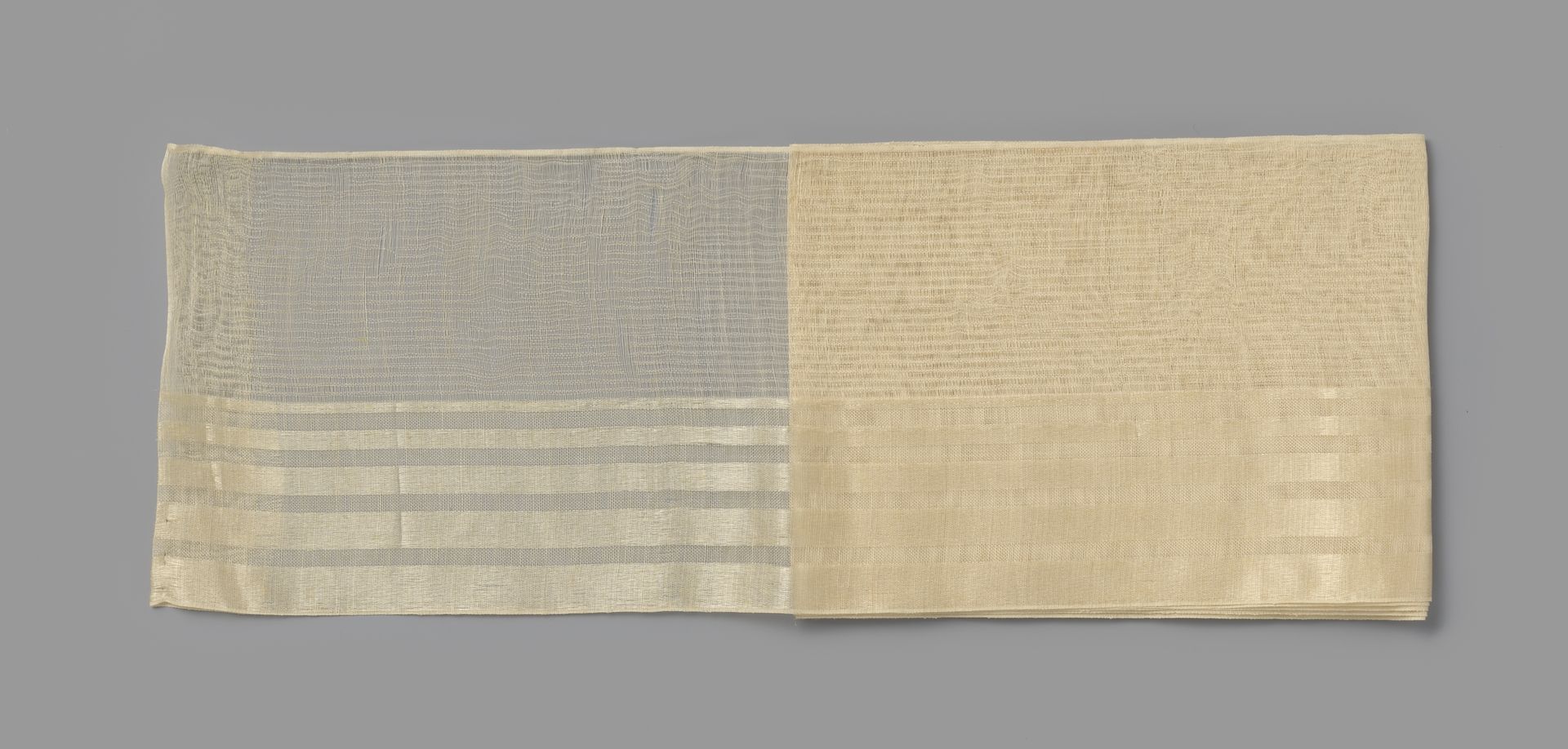 Metrage van crème-wit lint van zijden gaas, waarvan de helft ingeweven banen by Gustav Schnitzler
