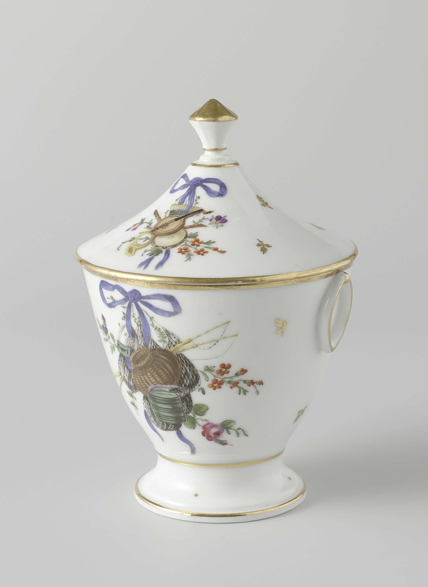Sugar bowl by Koninklijke Porseleinfabriek Dommer & Co.