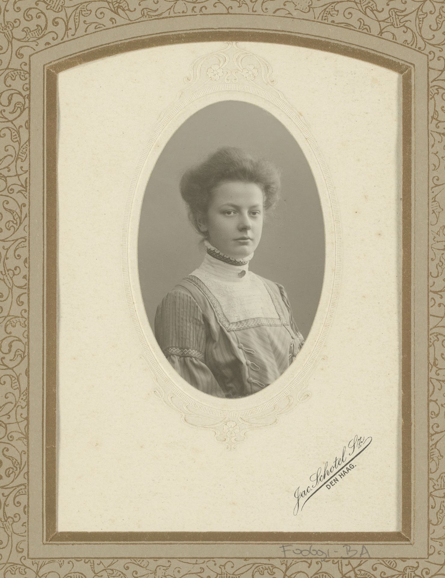 Portret van een jonge vrouw by Jac. Schotel Szn.
