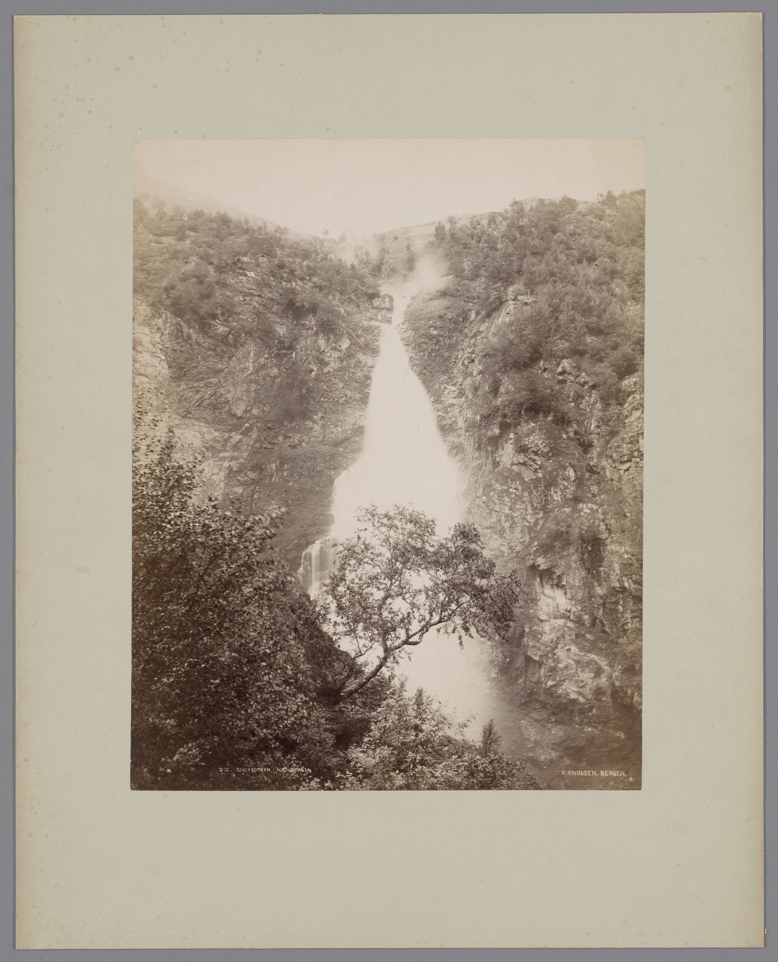 Sivlefossen i Nærødalen, Noorwegen by Knud Knudsen