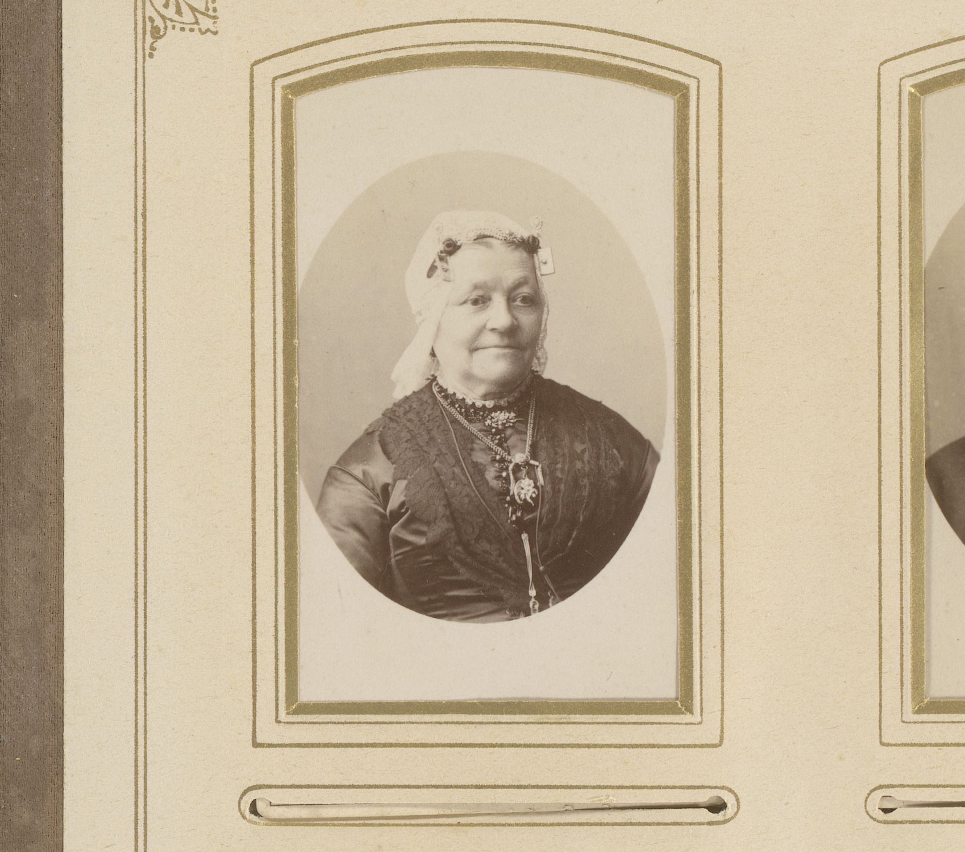 Portret van een vrouw met klederdrachtmuts en oorijzers by Albert Greiner