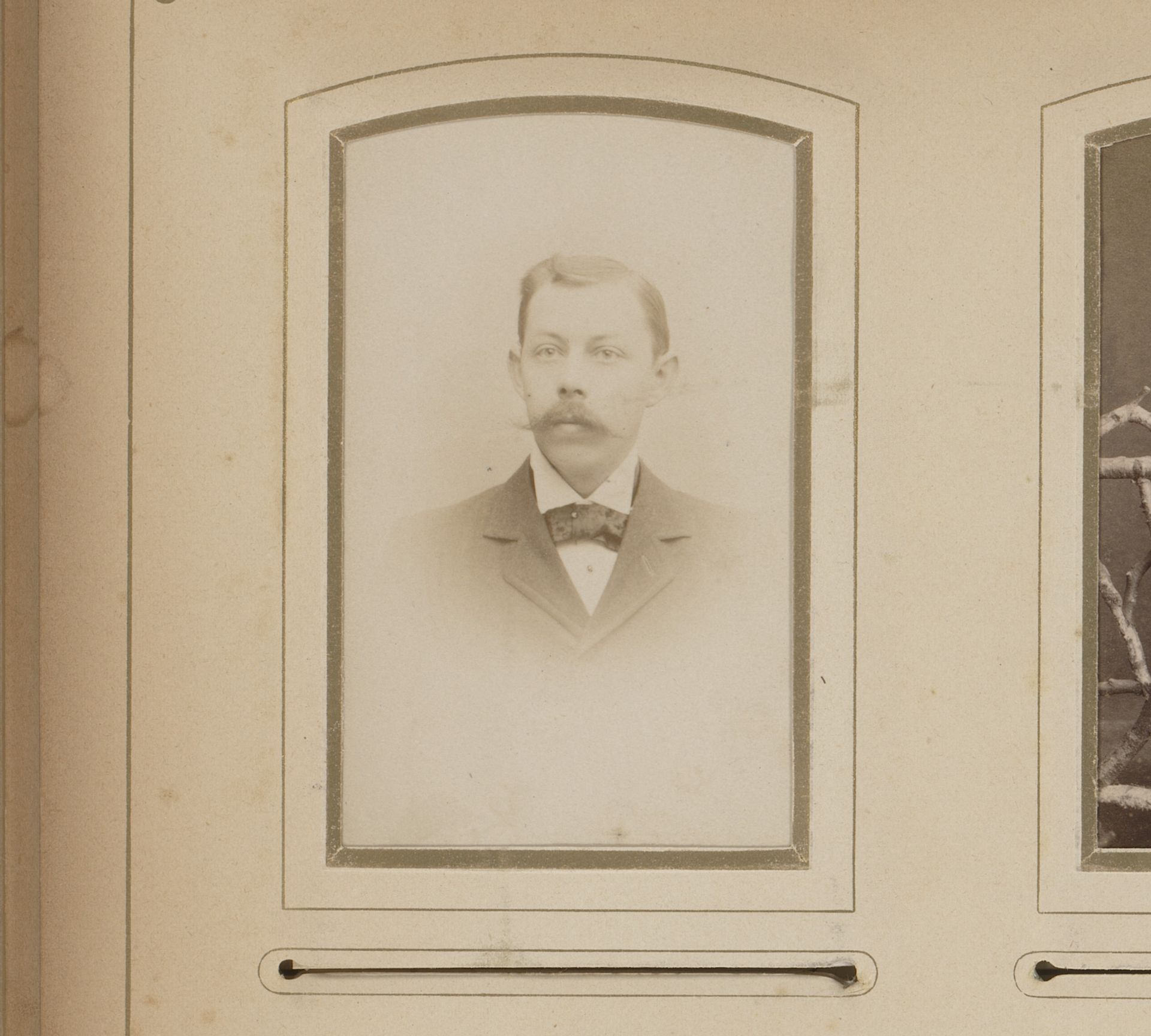 Portret van een man met snor by E. v.d. Kerkhoff